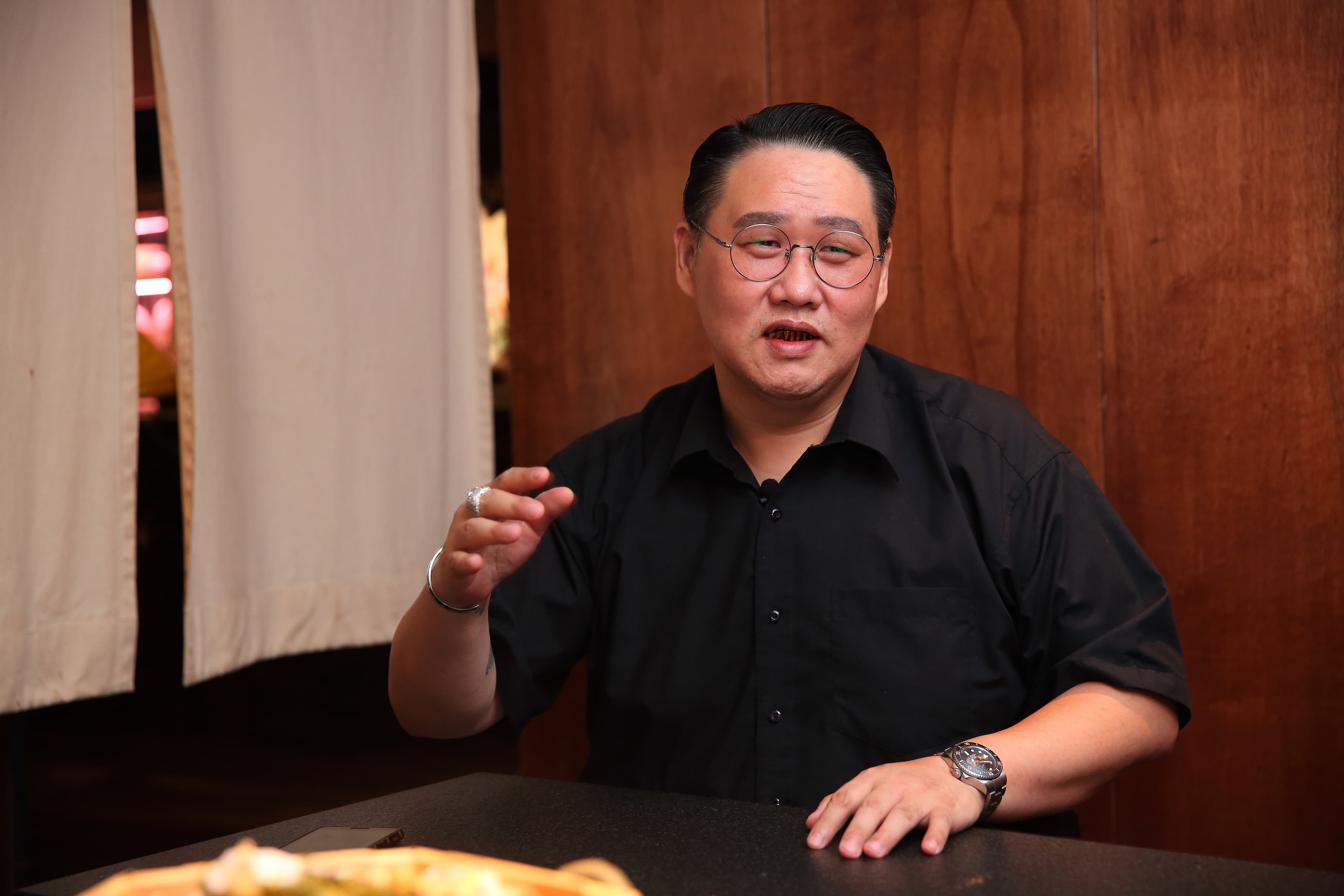 蘭小明說，在蘭亭燒肉和牛極緻料理營運的前14天，他一度被師傅和員工放鴿子，差點無法如期開幕。