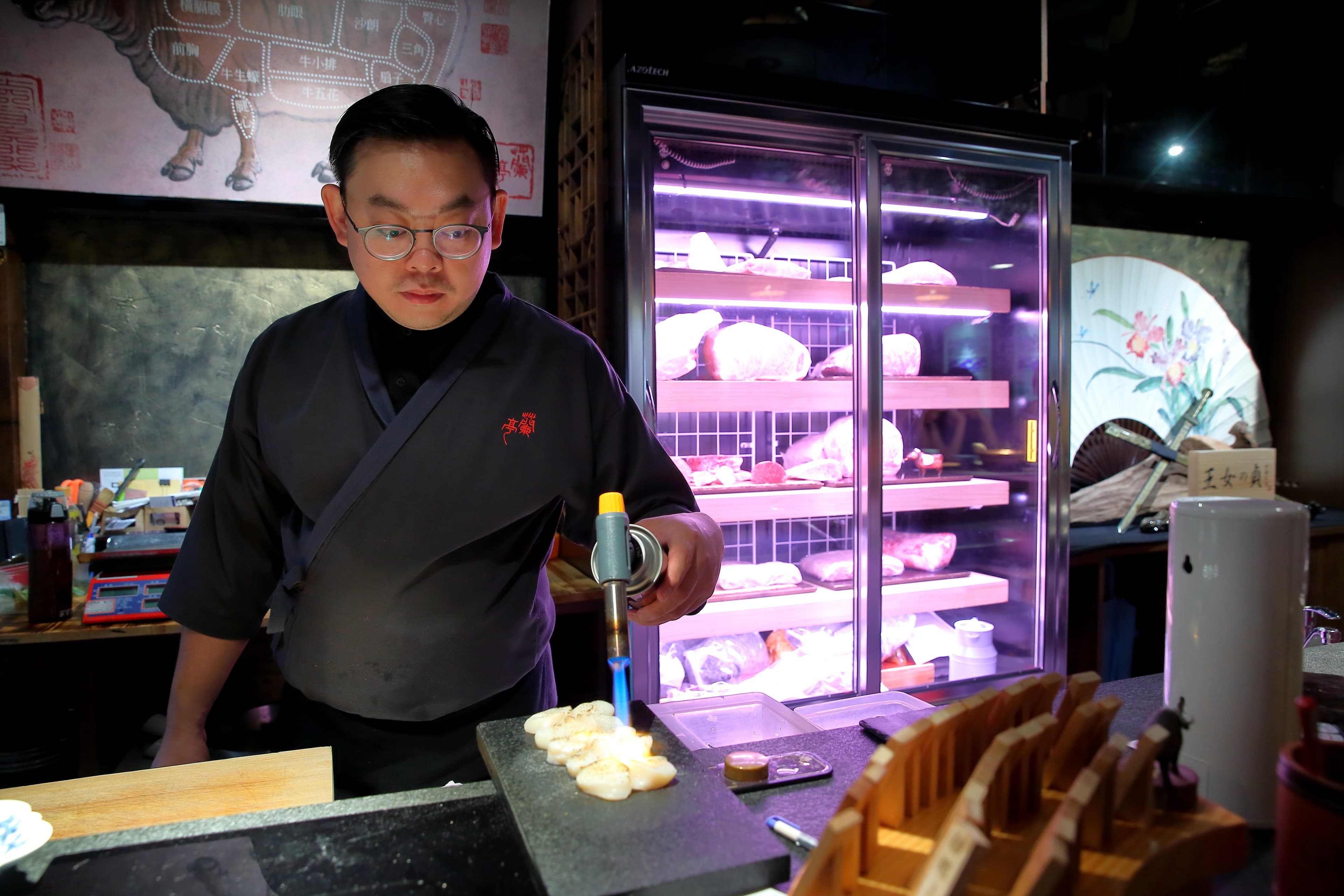 郭建億曾是台北日本料理名店新都里的師傅，蘭亭的菜色由他一手規劃。