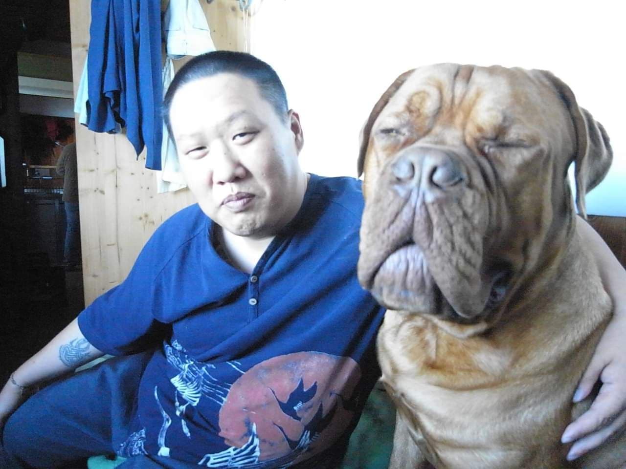 蘭小明和早年飼養的愛犬合影，狗跟主人的氣勢都頗為驚人。（蘭小明提供）