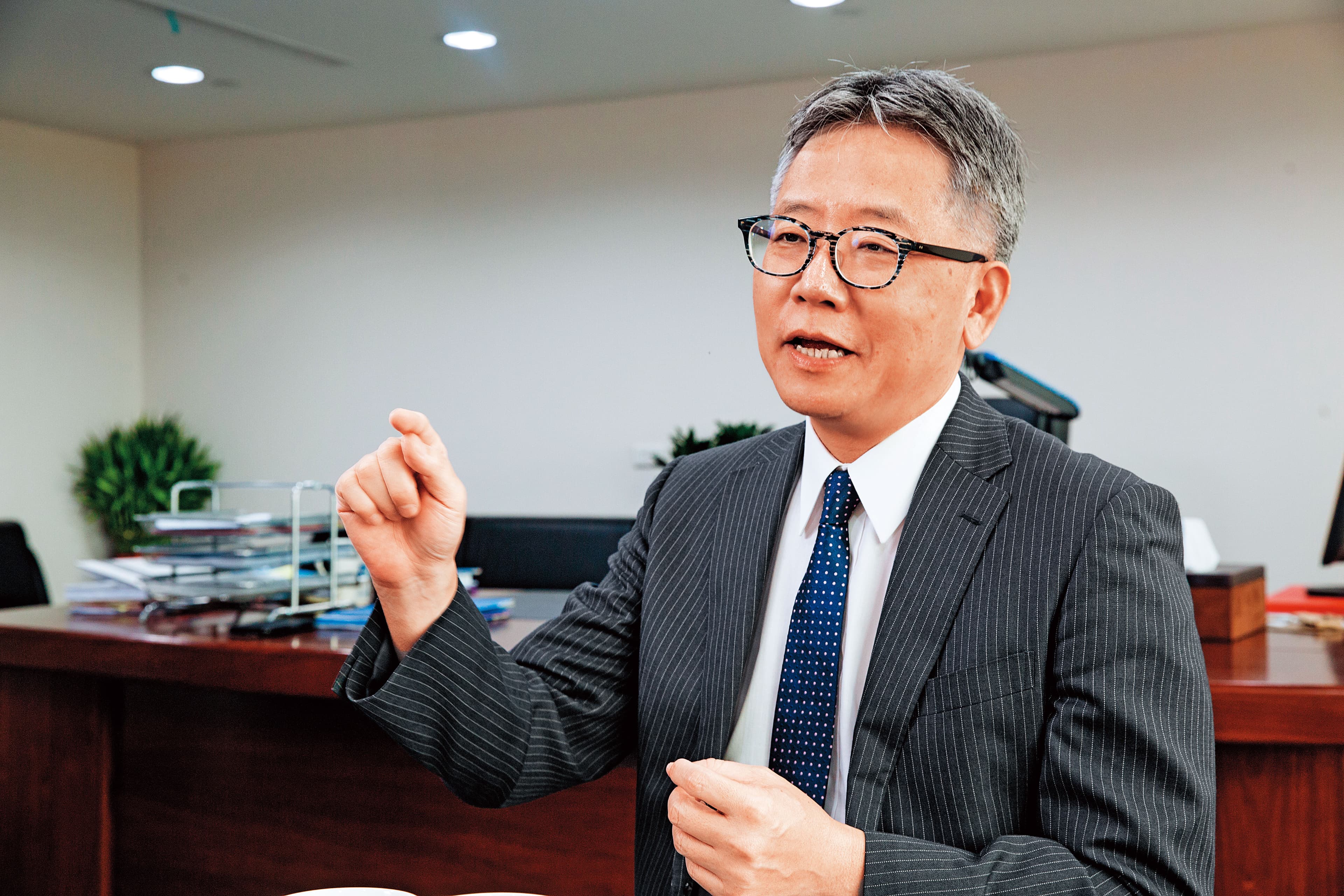 金融消費評議中心主委兼總經理卓俊雄表示，保險公司的催告通知，必須有寄送到達的事實才具效力。