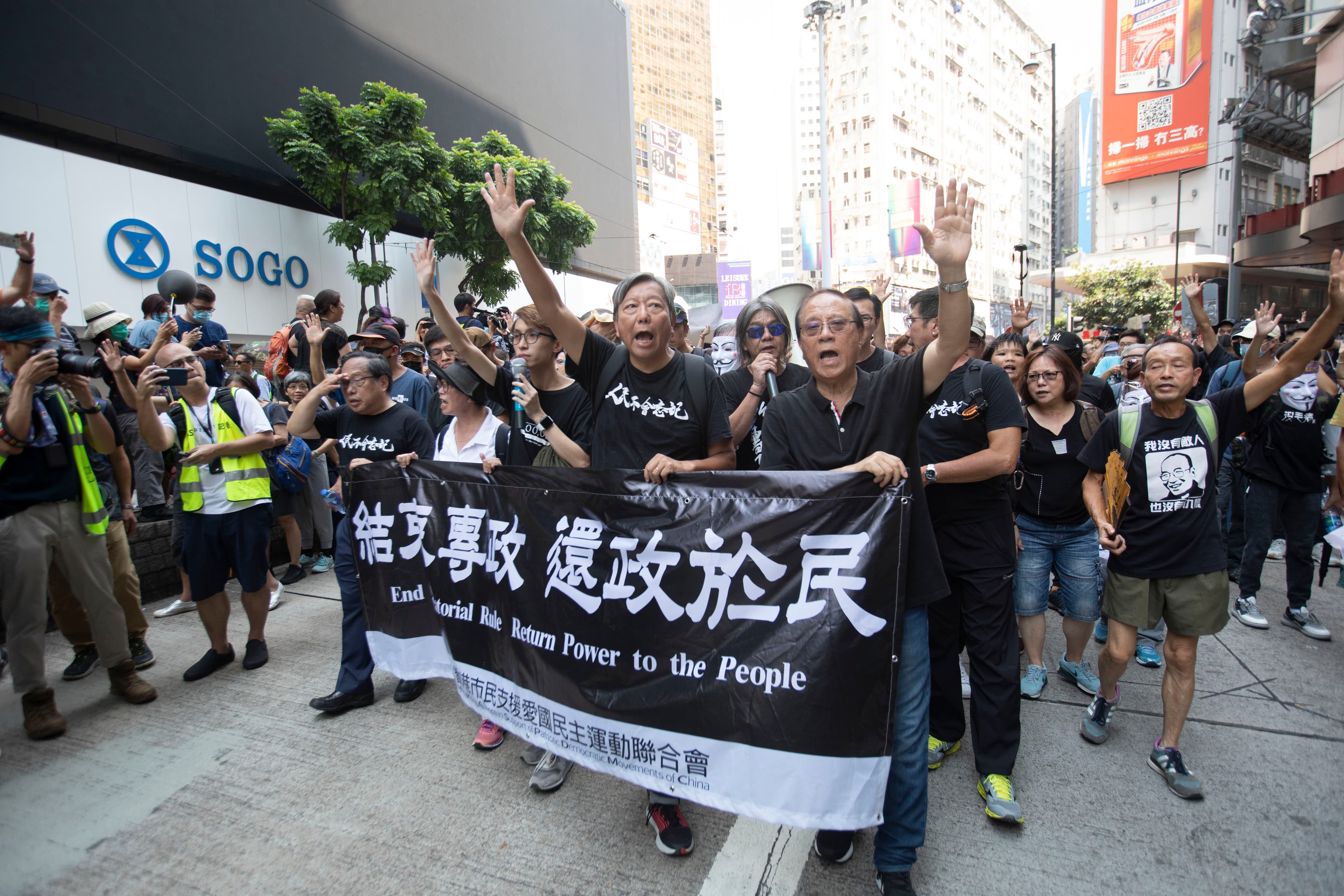 民陣原定十一遊行被拒絕，李卓人、何俊仁、梁國雄三名民主派老議員，以及民陣副召集人陳皓桓宣布，四人會以個人身分，承接民陣原本遊行路缐。