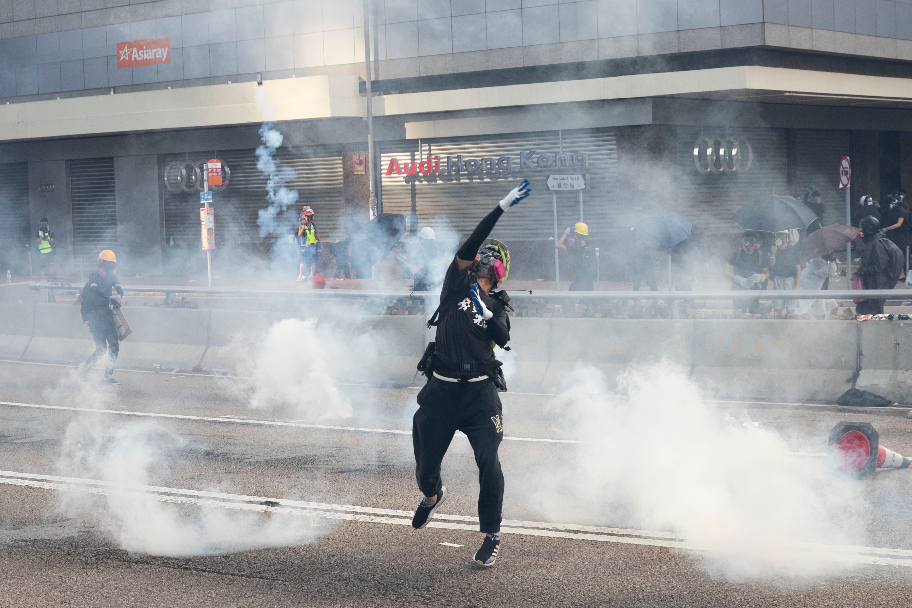 前線一名勇武派抗爭者拾起一枚防爆彈回擲警方。
