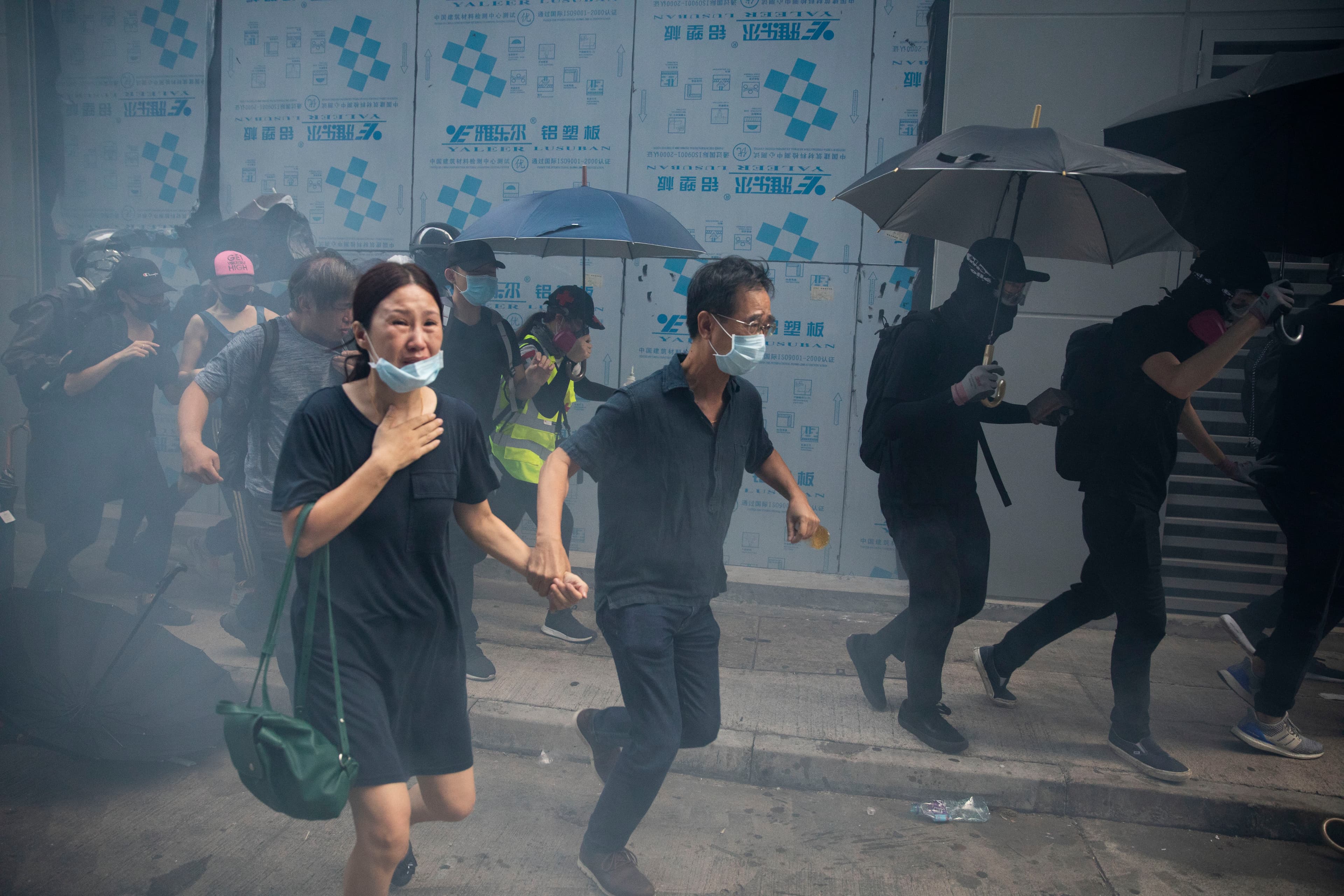 市民遭遇鎮暴警察追趕，面露驚恐。