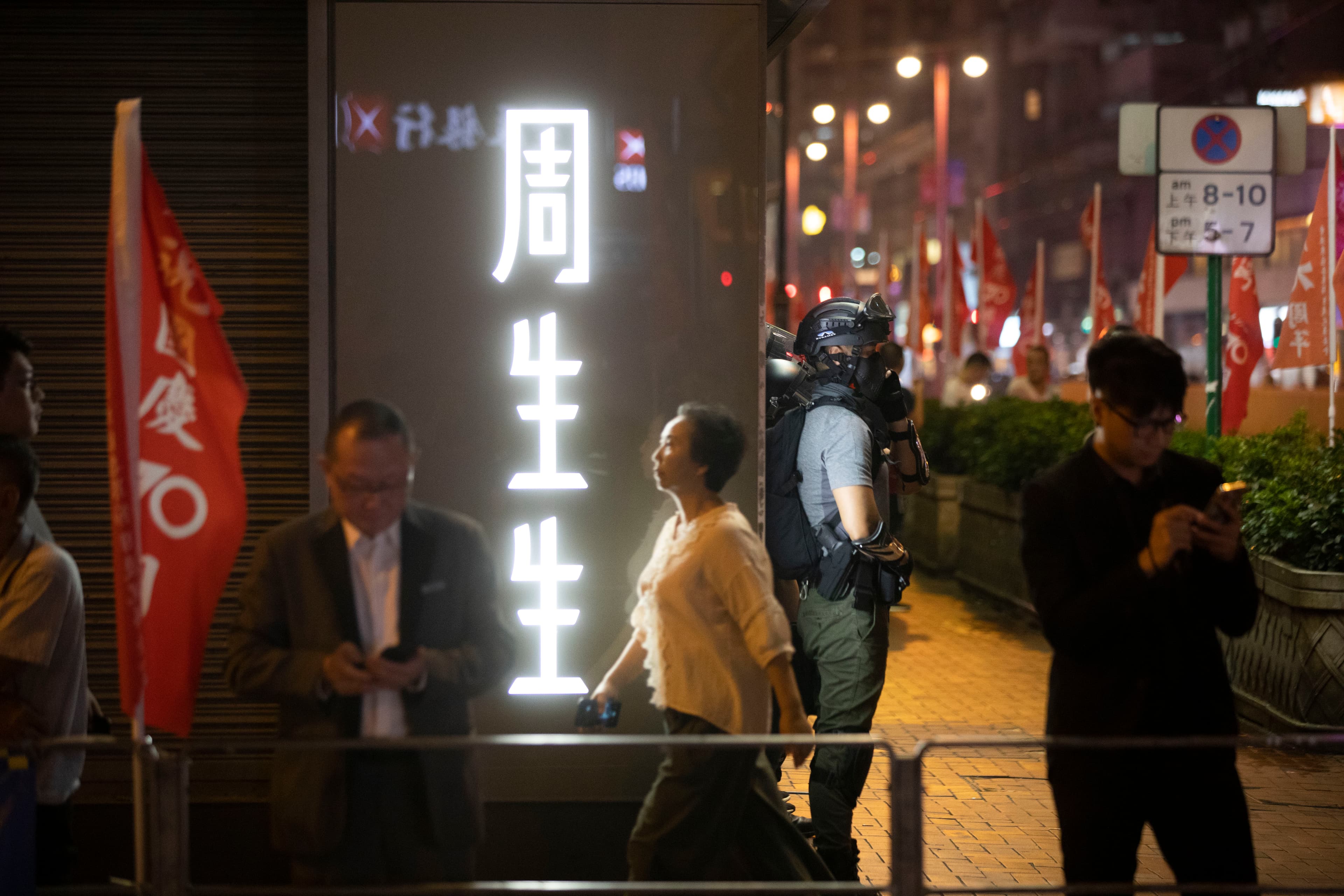 晚間十點，鎮暴警察仍在北角街邊巡邏，但市民已恢復正常作息。