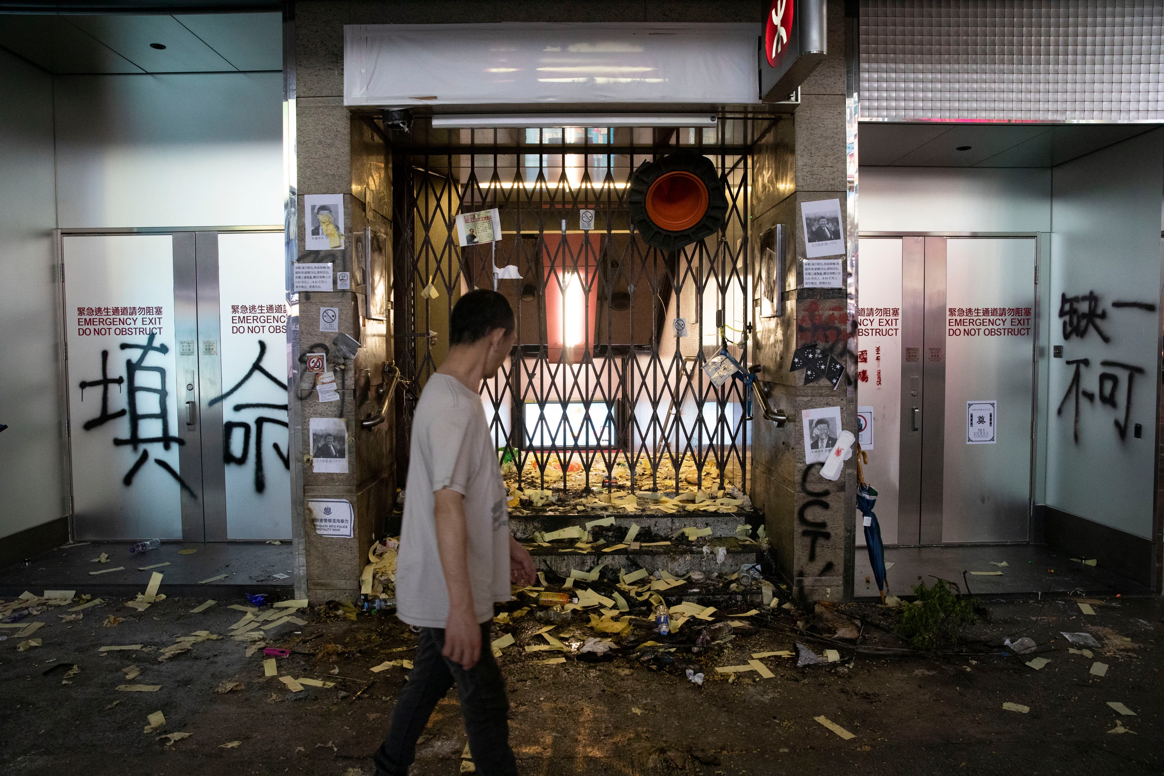 十一國慶，灣仔地鐵站民眾撒了一地的冥紙觸中共霉頭。
