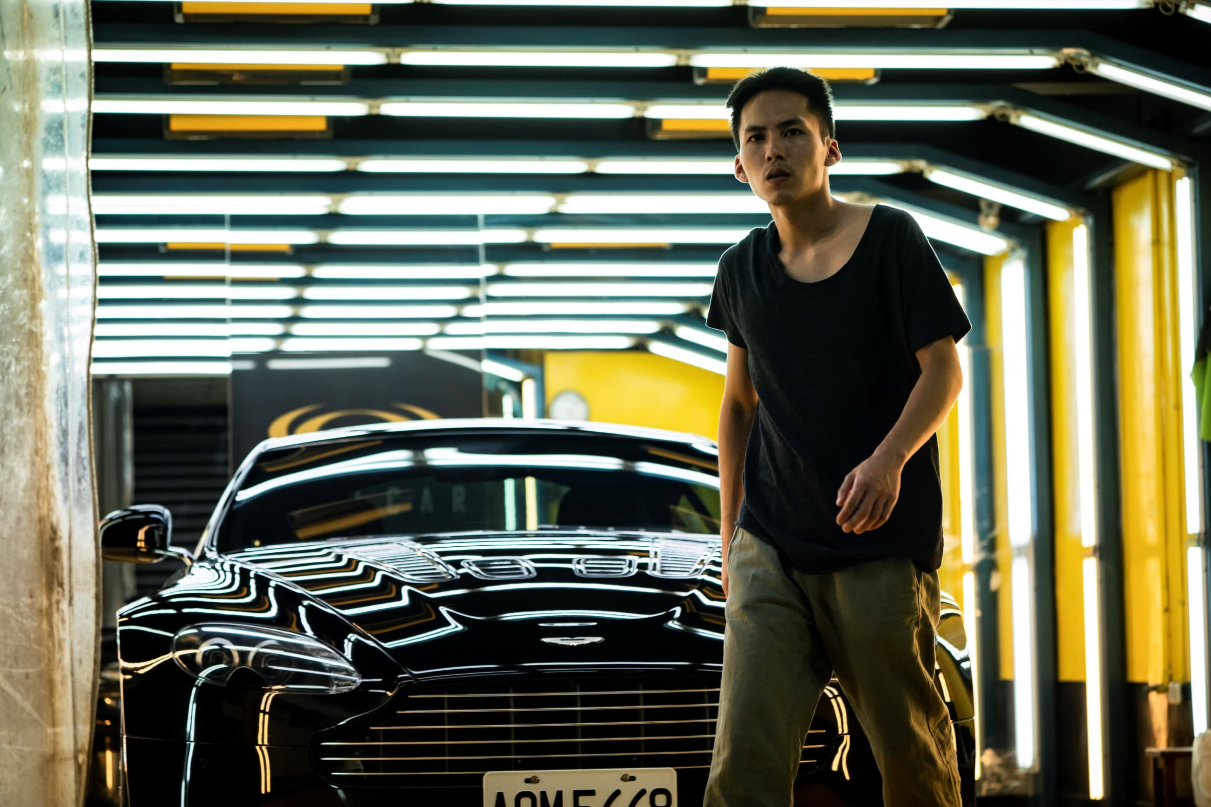 鍾孟宏透露片中需要一輛可以在車內抽菸的高級跑車，他向納豆借車，納豆原本一口答應，後來又捨不得。（甲上提供）