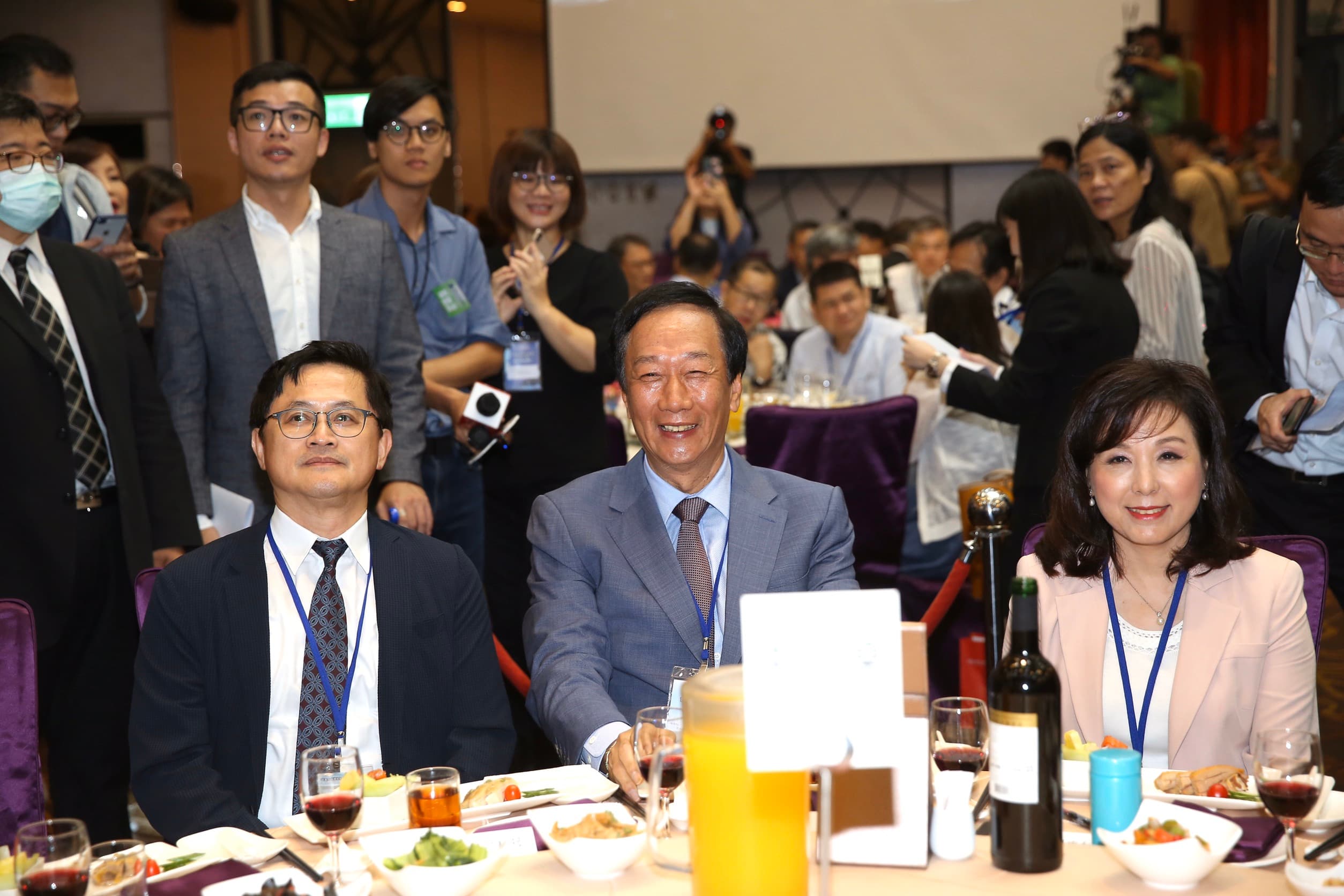 郭台銘幽默地說「我還沒宣布退選前本來是主講貴賓，後來退選後名字就被拿掉」，左為和碩董事長童子賢，右為新光金控副董李紀珠。