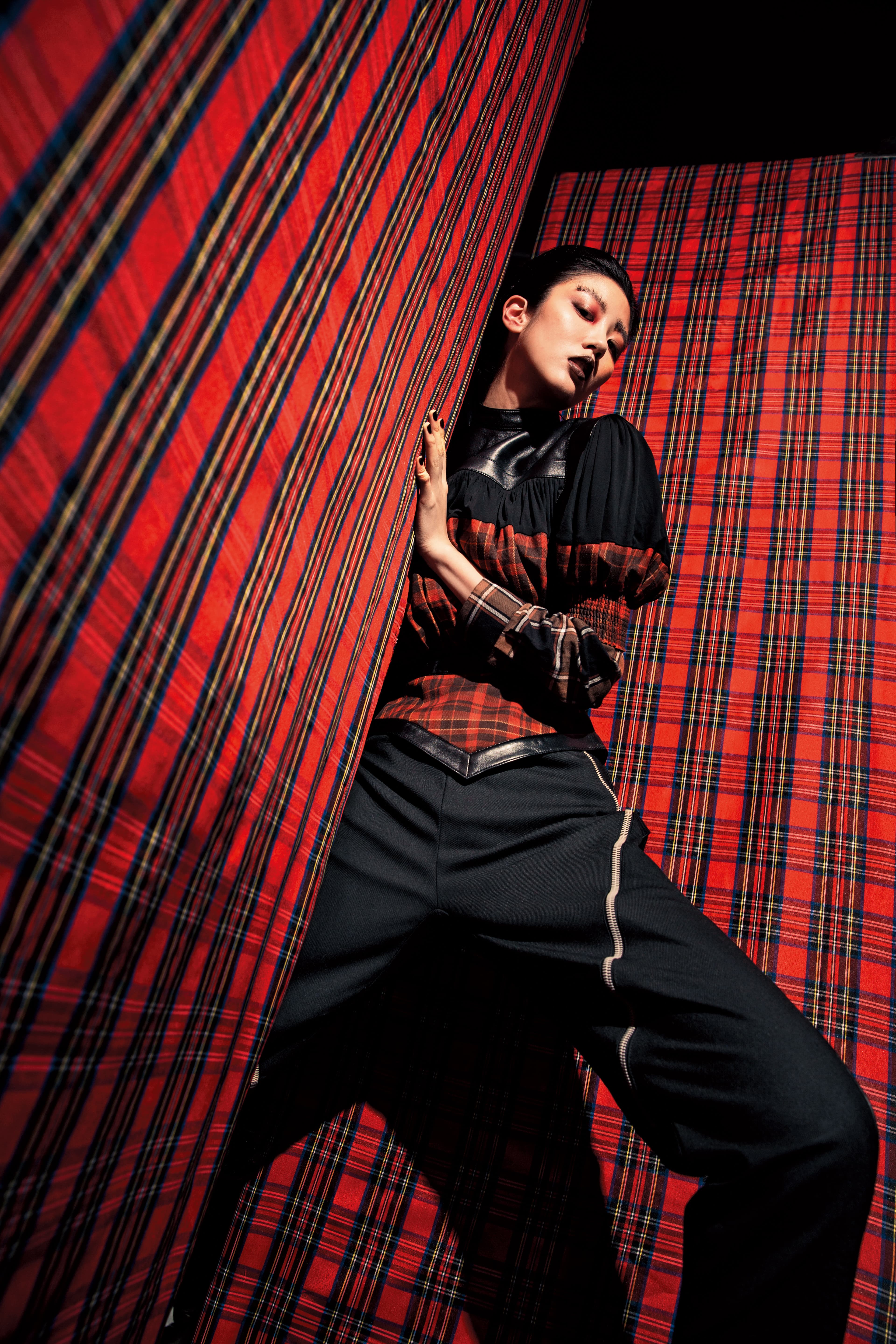 LOUIS VUITTON 拼接材質上衣，價格店洽； SANDRO 咖啡色格紋襯衫 NT$13,220； LOUIS VUITTON 黑色長褲價格店洽。