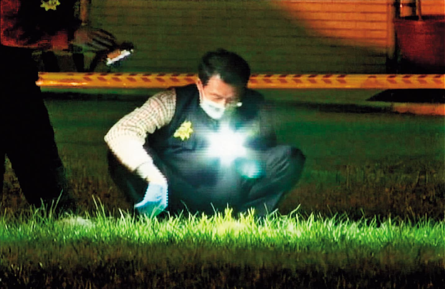 割喉命案發生後，警方在現場大規模採證追查。（東森新聞提供）