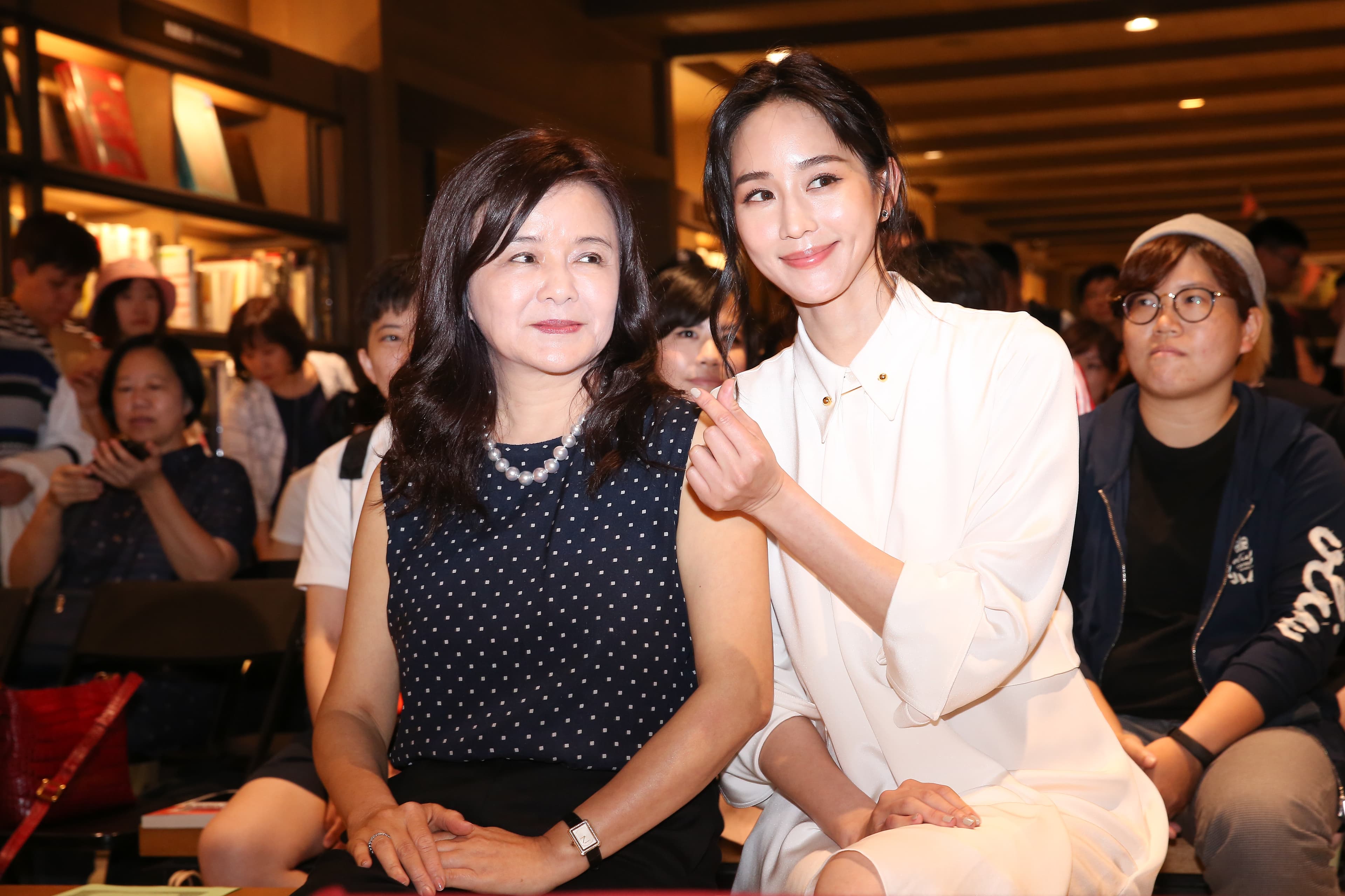 對於女兒張鈞甯被本刊直擊與邱澤遊車河，讓張媽媽相當火大，數落了女兒一番。