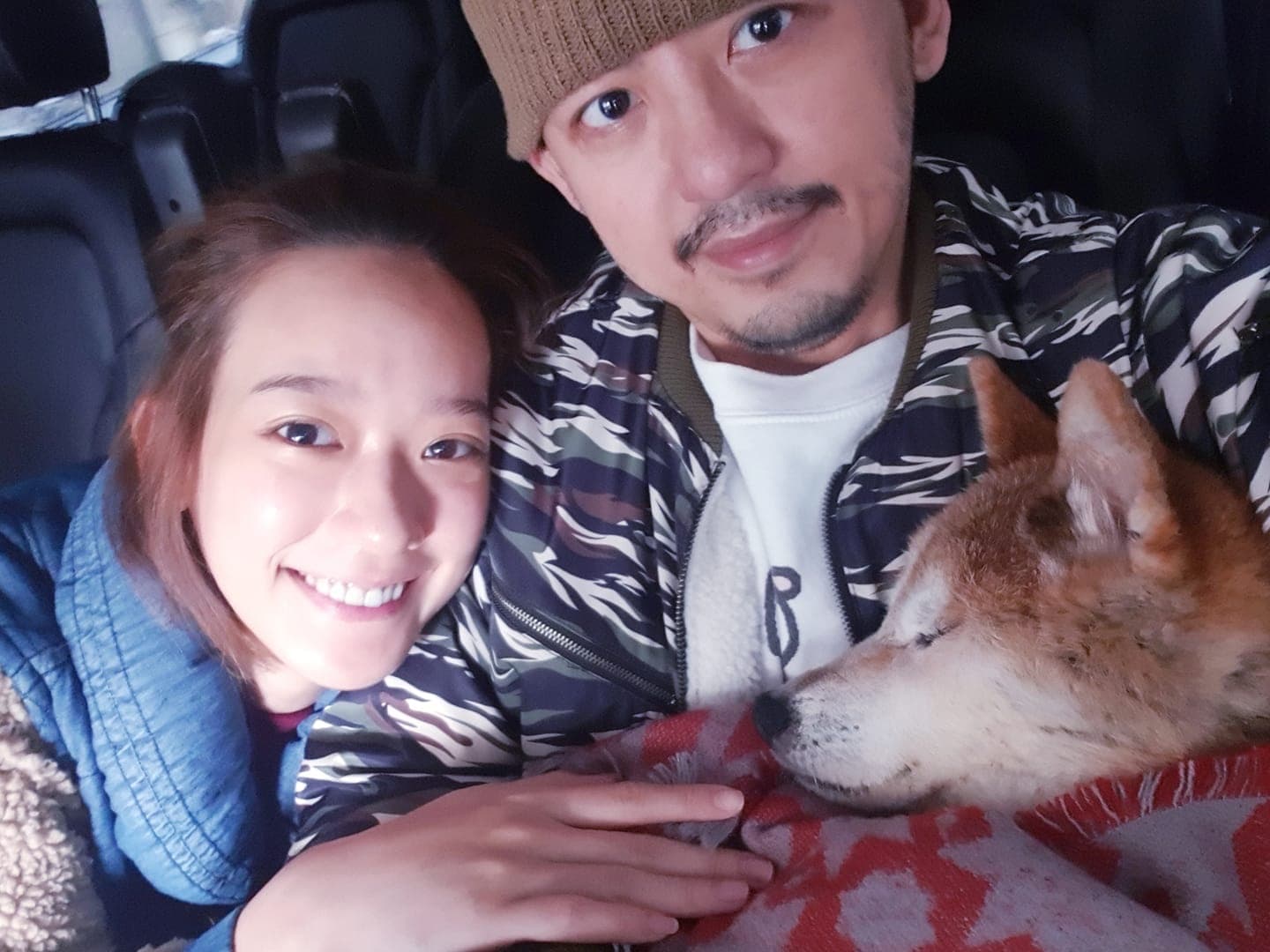 黃子佼和女友孟耿如今年歷經愛犬元氣生病過世，感情更堅定。圖為元氣還在世時，兩人一起照顧牠。（翻攝自黃子佼臉書）