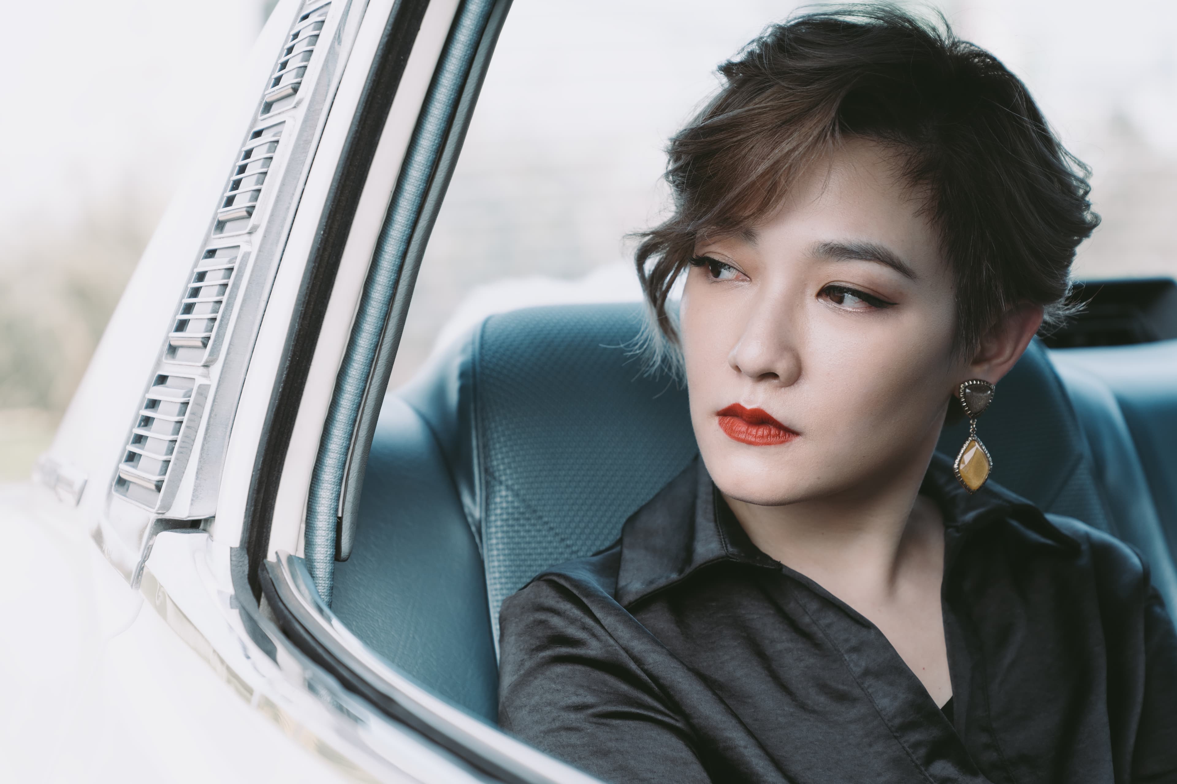 范曉萱在《罪夢者》中飾演黑道大哥的女人，以冷豔的造型登場。（Netflix提供）