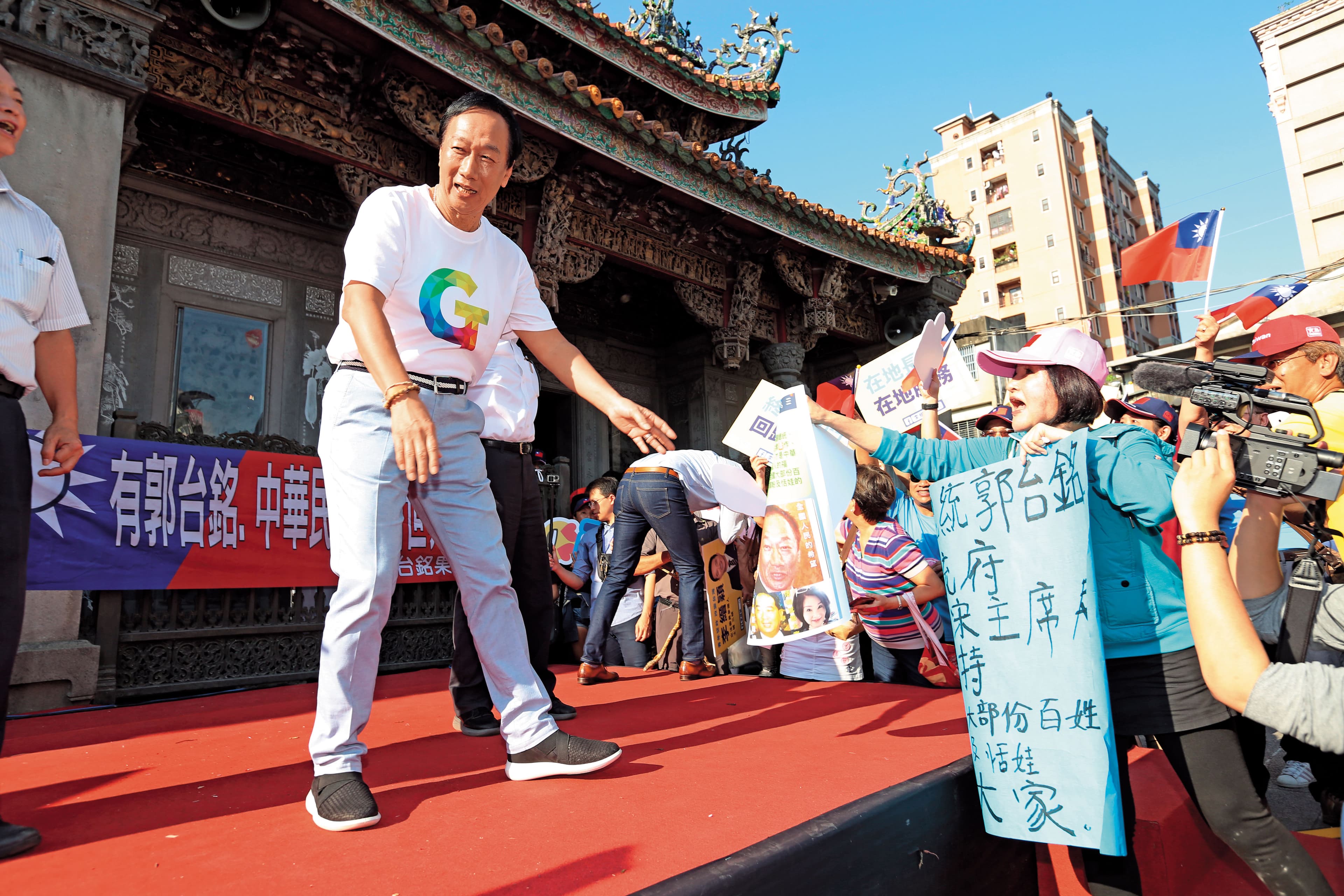相較於王金平，郭台銘不參選總統仍擁有一批死忠粉絲，人氣不墜。圖為郭董10月5日為郭家軍站台。