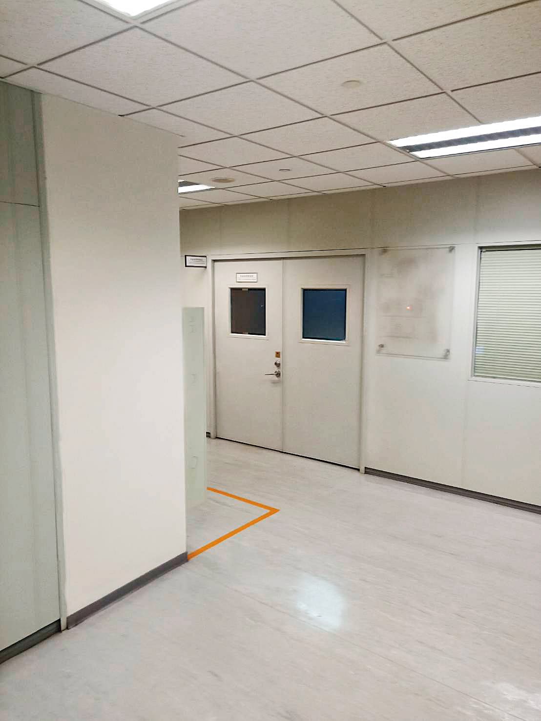 鴻海集團採購主管、榮創光電董事長方榮熙，在群創這間會議室和設備商協商欠款。（讀者提供）