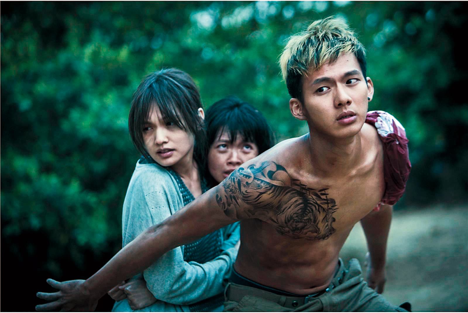吳念軒（右）在《紅衣小女孩2》裡扮演「虎爺」，出色的演出不僅助他人氣飆漲，也入圍當屆金馬獎最佳新演員。