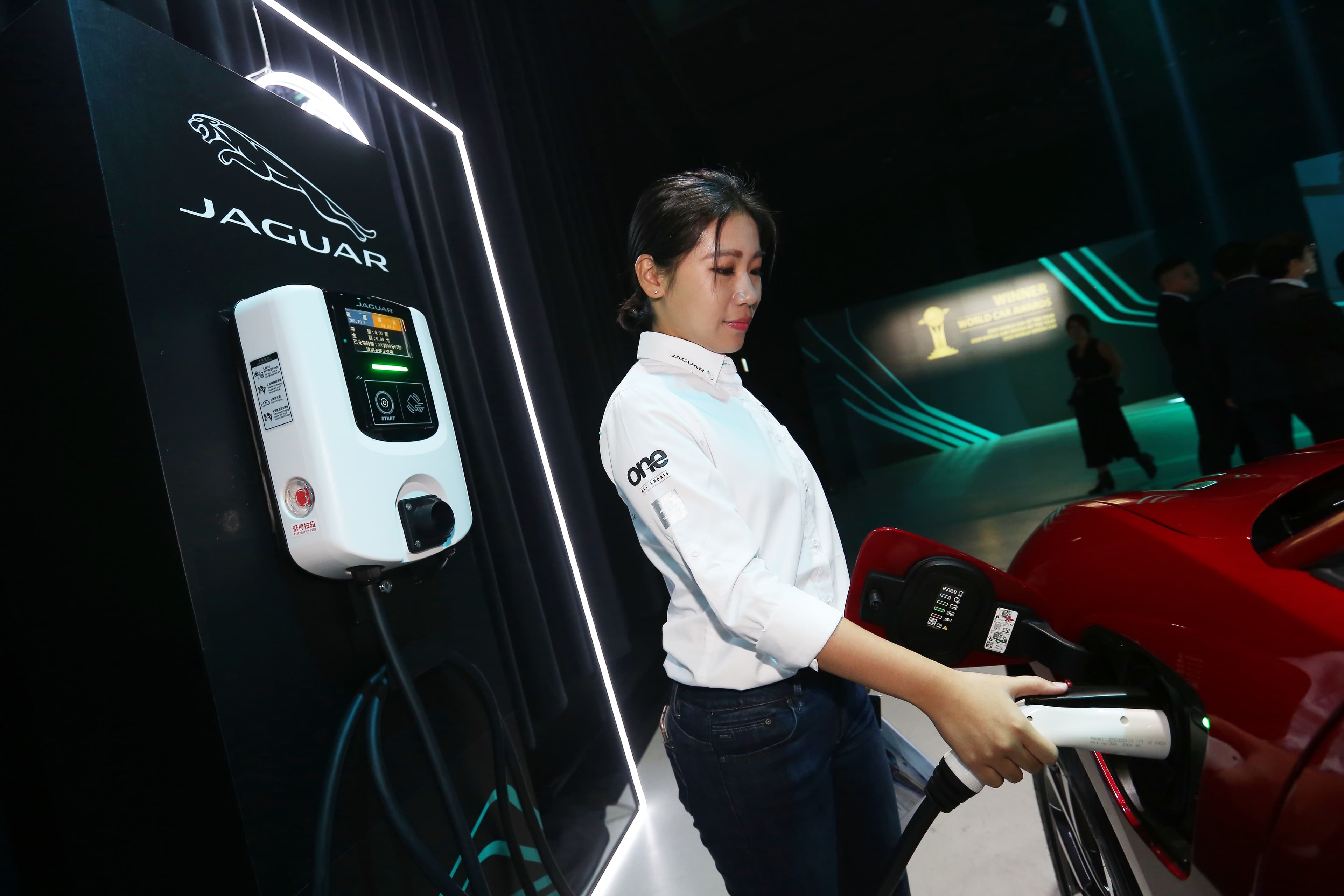 首波配額加贈家用壁掛式充電座及原廠精品配件，另外並提供電池組8年或16萬公里原廠保固。