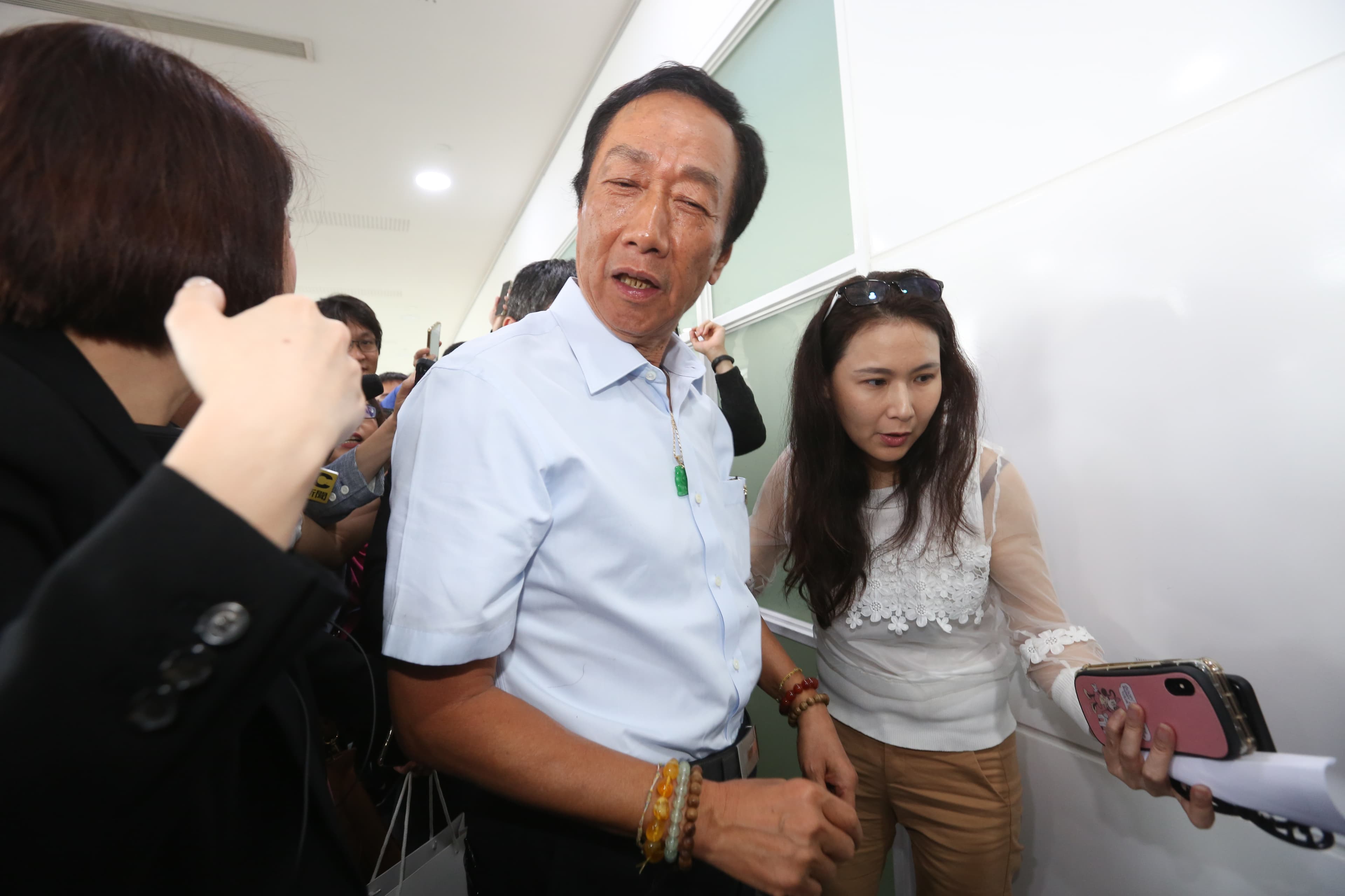 郭台銘（中）賣掉廣州廠的決定，讓外界懷疑，郭董選總統究竟是玩真的，還是透過選總統的煙幕彈，掩護出脫廣州廠的燙手山芋。右為永齡慈善基金會執行長劉宥彤。
