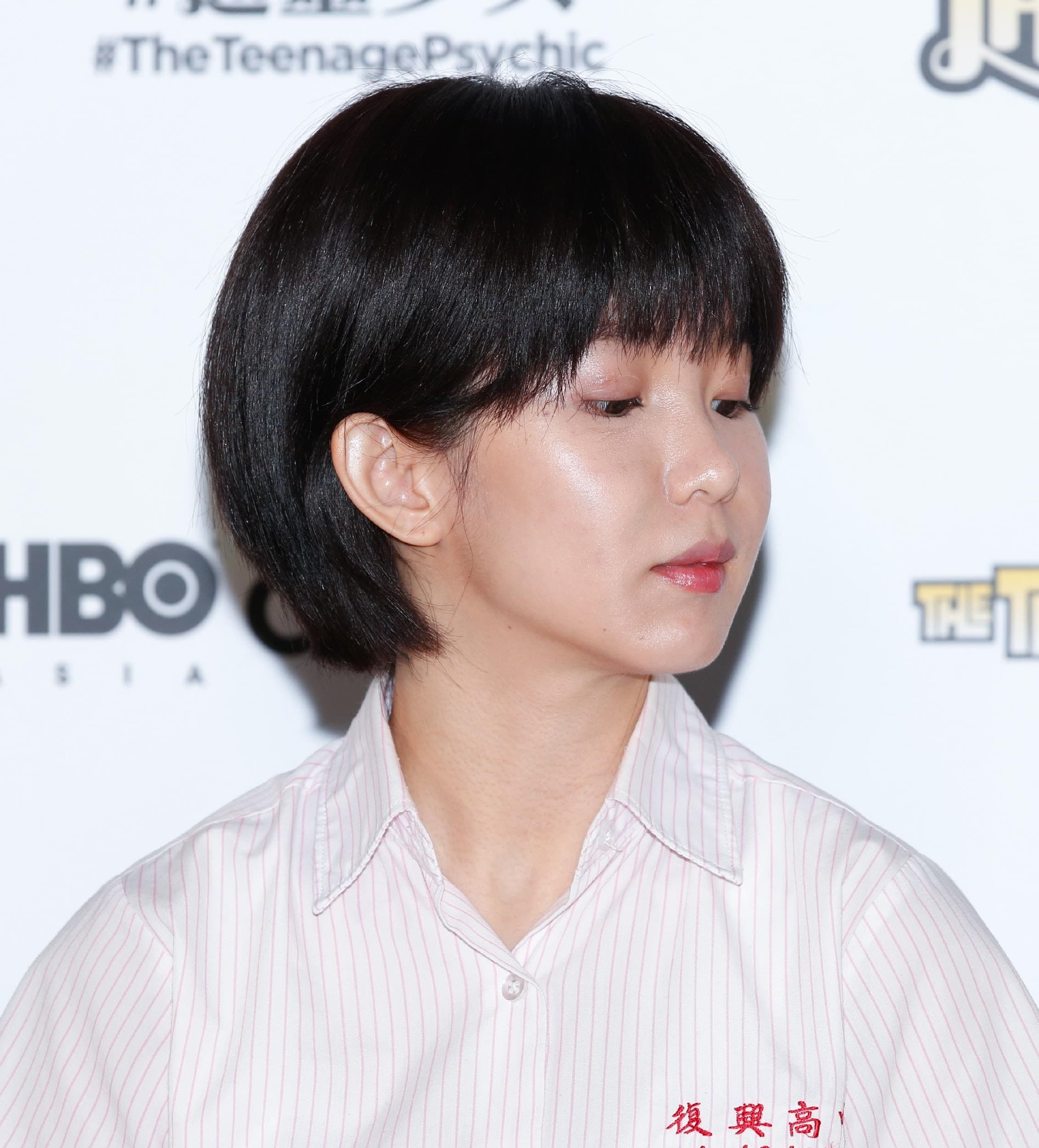 《通靈少女2》去年底舉行探班記者會，郭書瑤右臉法令紋部位泛黑青。