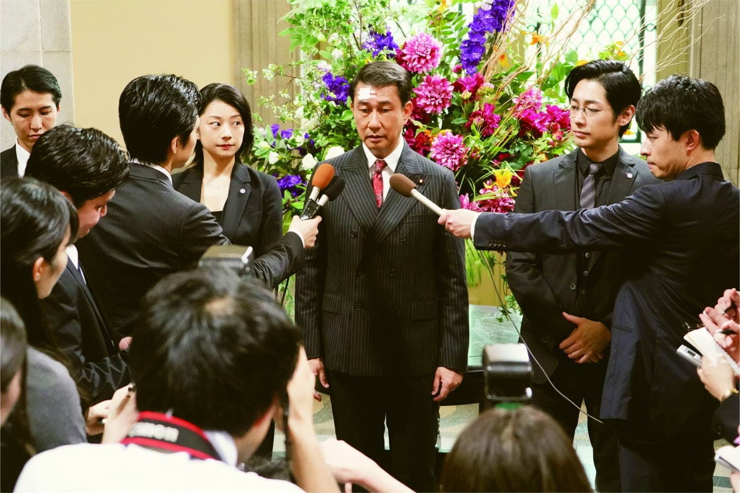在一場被飛石擊中頭部昏迷的意外後，中井貴一不僅失憶，性情也大變，從唯利是圖的無良總理變成致力國政的善良大叔。（傳影互動提供）