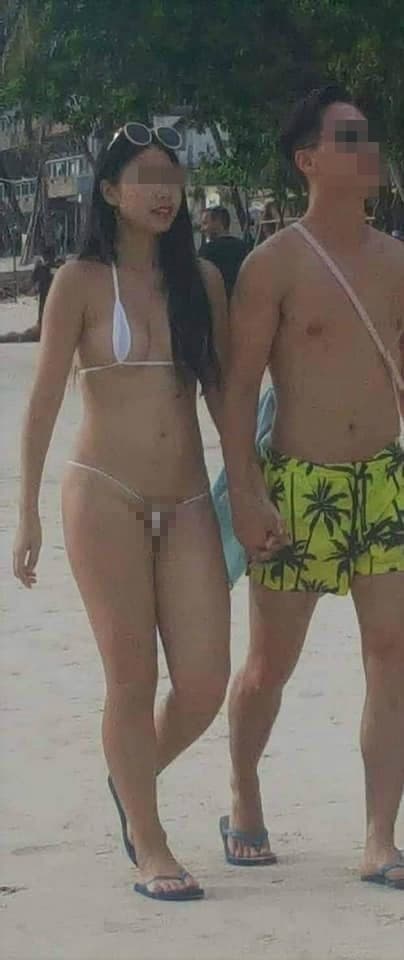 女子疑似和男友到長灘島度假，火辣的比基尼引起路人側目。（翻攝臉書）