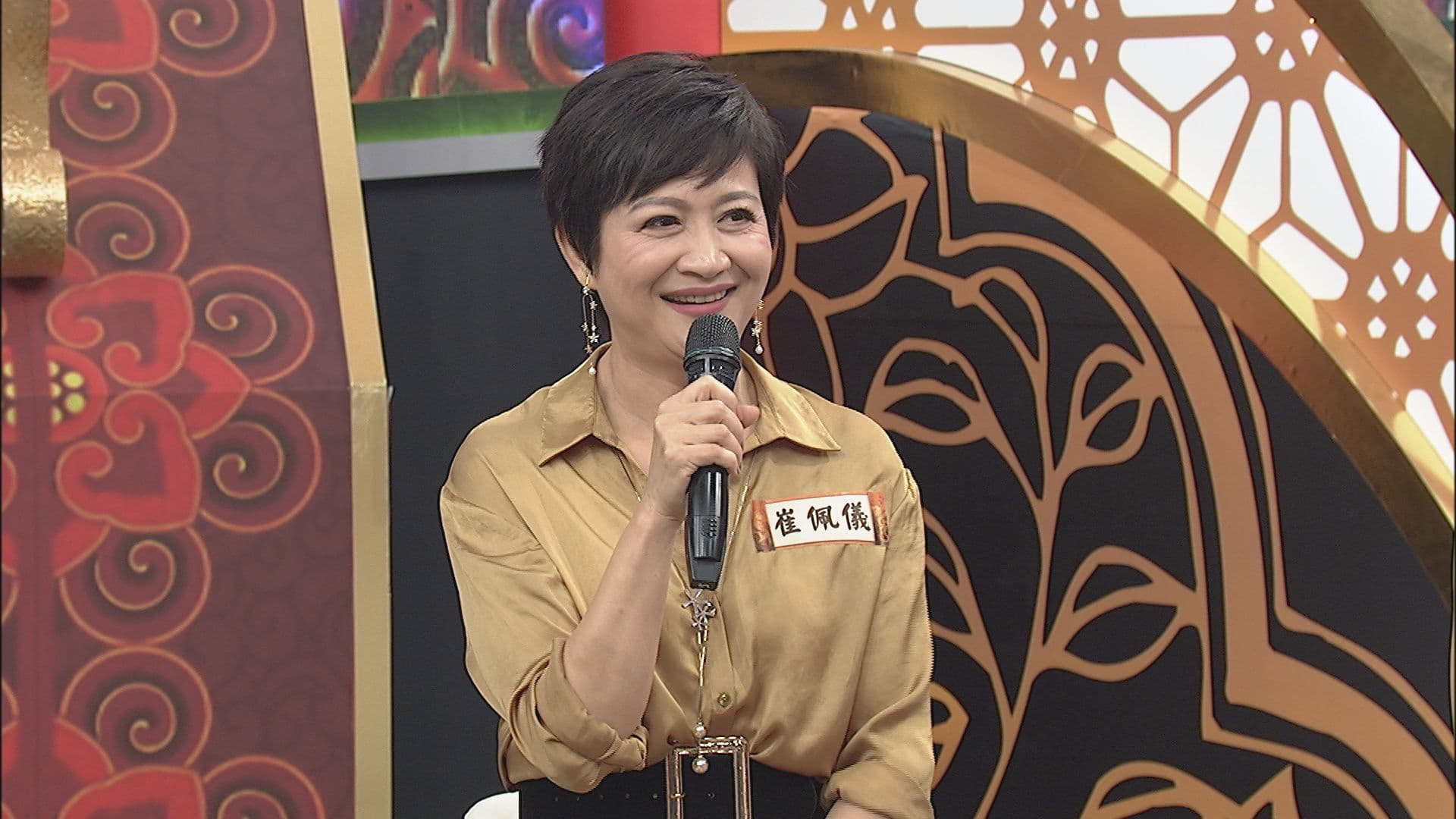崔佩儀曾在表演完後，被黑道強留下來吃飯，對方還掏槍出來放桌上。（中天提供）