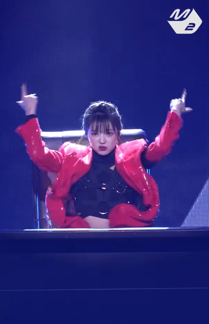 Oh My Girl成員YooA表演麥可傑克森的〈Sweet Criminal〉，帥氣十足。（截圖自影片）