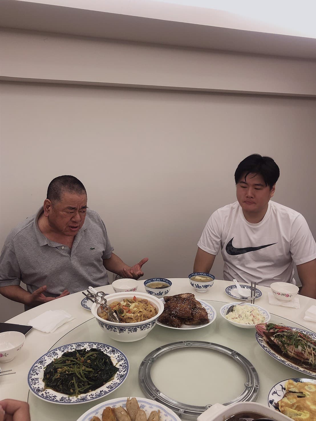 吳敦和兒子吳庭言共吃和解飯，席間吳庭言還幫吳敦夾菜，無時無刻關心老爸狀態。