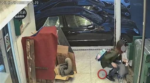 短髮清秀妹子在東區巷子中當街脫褲子解放，起身後明顯可見一顆黑黑的在地上。（翻攝自爆料公社）