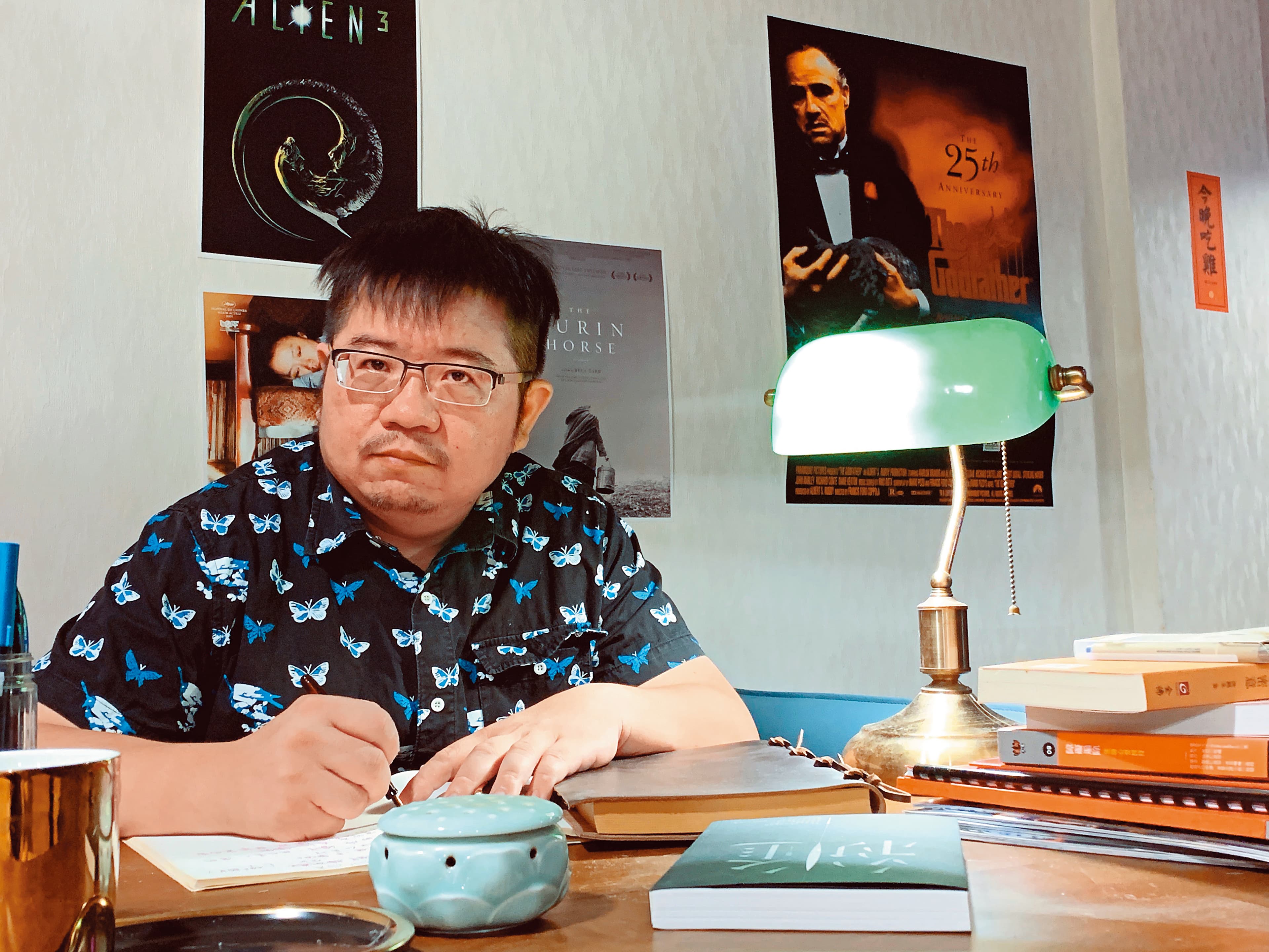 鏡文學編劇統籌張耀升與鍾孟宏共同編寫《陽光普照》劇本，進行深入田野調查。（張耀升提供）