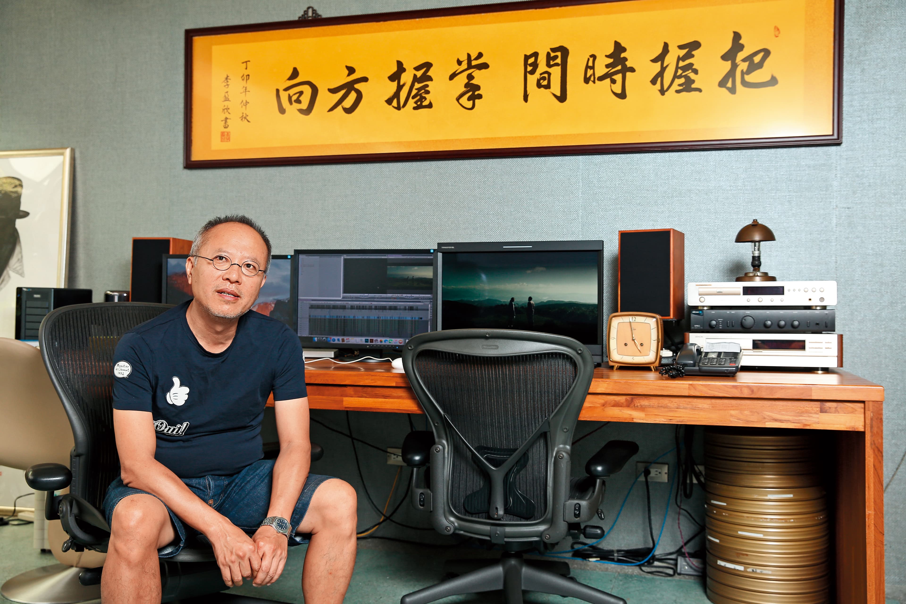 「把握時間、掌握方向」是《陽光普照》中男主角陳以文工作場所的標語，編導鍾孟宏也將美術組製作的牌匾掛在工作室。