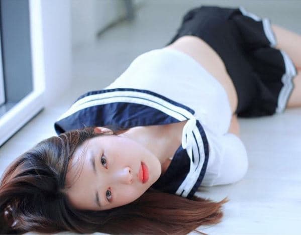 雪莉的這張照片也招網友批評，讓她不滿叫網友「看我漂亮的臉就好」。（網路圖片）