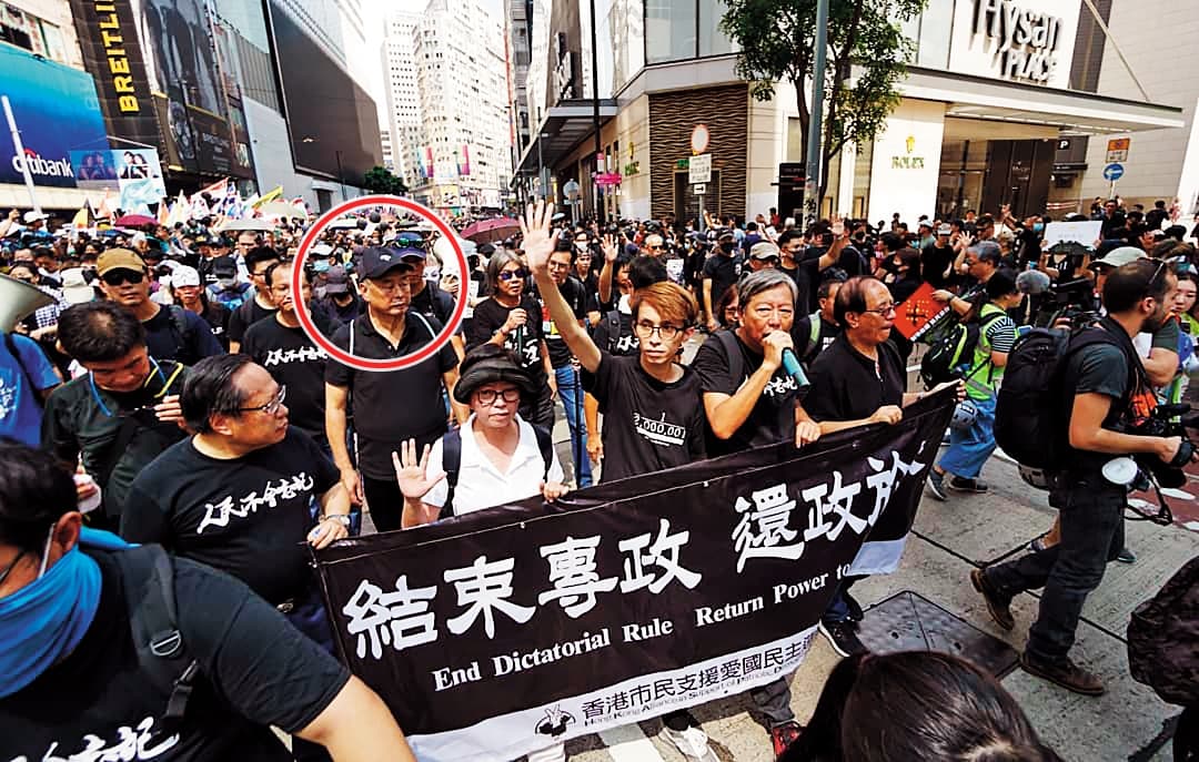 黎智英（紅圈處）支持民主運動，今年夏天與港人一同身著黑衣，上街抗爭。（翻攝梁國雄臉書）
