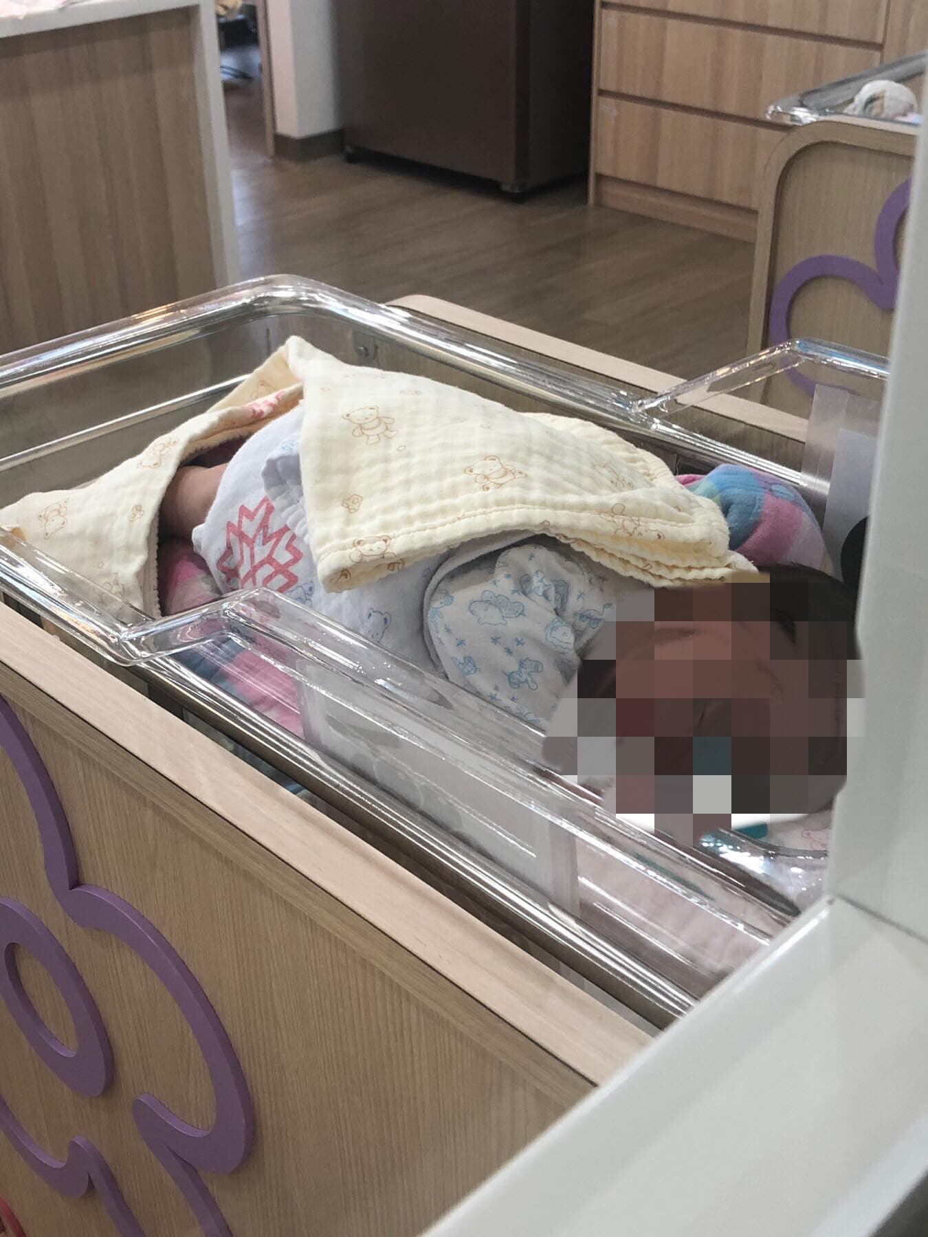 禾馨將出現病症的嬰兒分區隔離，但面對家屬詢問竟回答：「只是過敏。」圖中嬰兒出生不到1個月就住進加護病房。（讀者提供）
