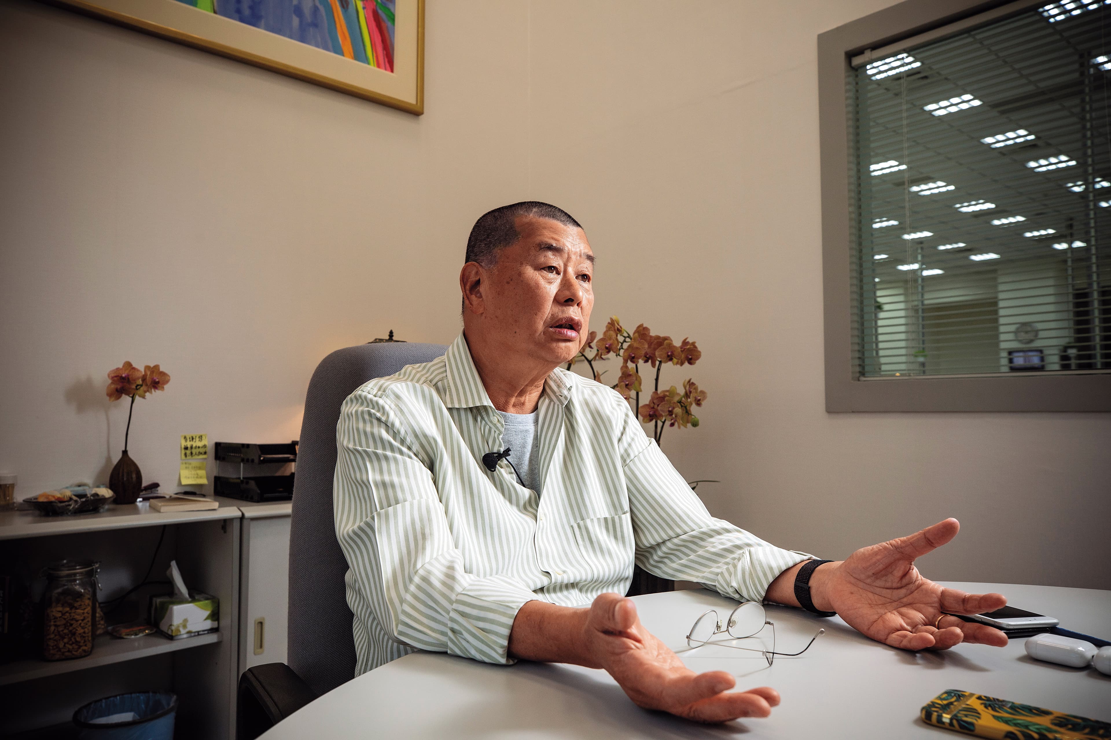 黎智英在台灣《蘋果日報》辦公室內受訪，強調他多次站上街頭，並不是為了名譽，而是為了香港和家園。