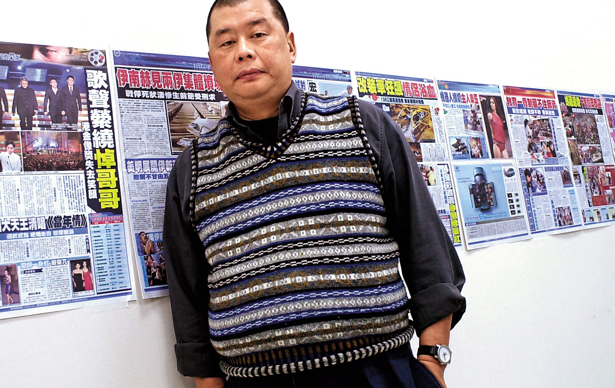 2003年，黎智英創辦台灣《蘋果日報》，至今在台經營16年，今年決定推出會員訂閱制，盼透過數位經營，改革原本紙媒日益艱困的經營模式。圖為黎智英2003年在他的台北辦公室。（達志影像）