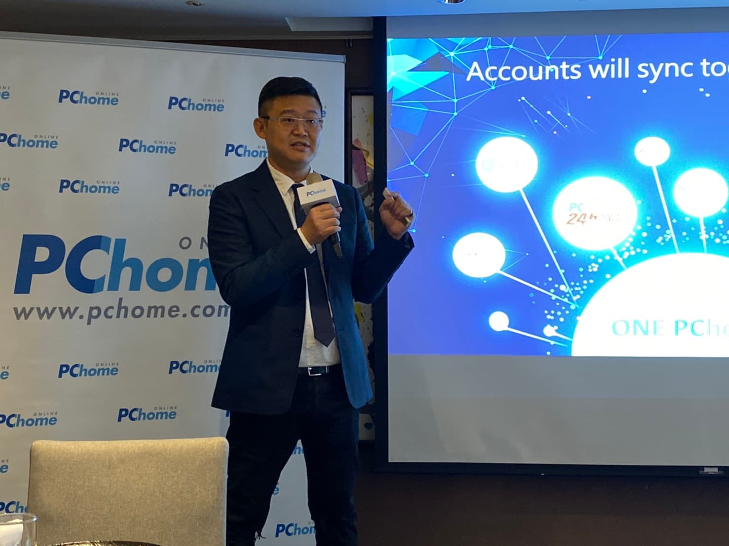 PChome預測雙11營收將比去年翻倍，總經理蔡凱文希望發貨速度跟上訂單速度，但要維持平常的服務水準，建立了自有車隊「網加速配」。