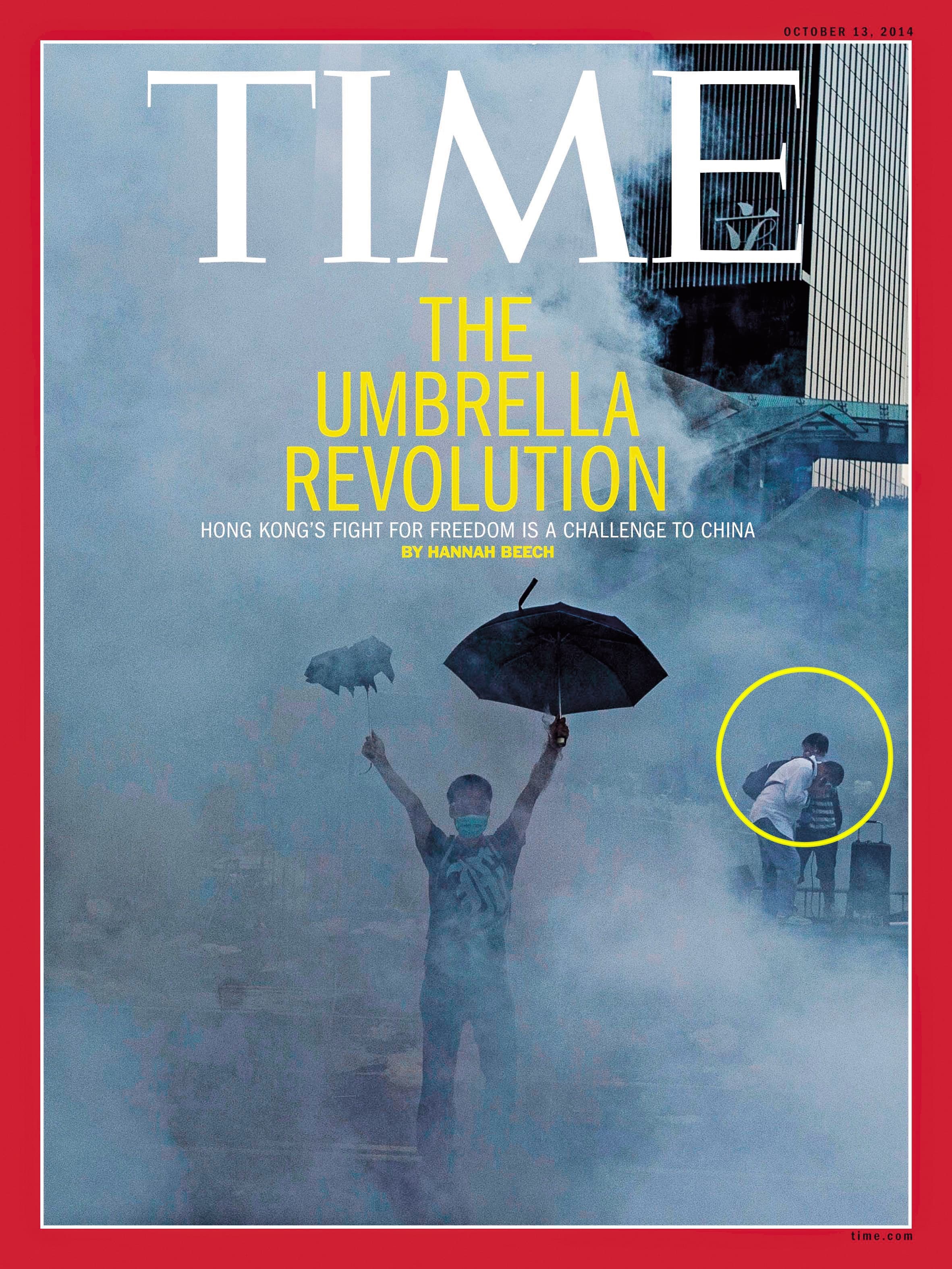 2014年雨傘運動爆發，港警發射催淚彈，黎智英（黃圈處）在煙霧中踉蹌而行的照片登上《時代》雜誌封面。