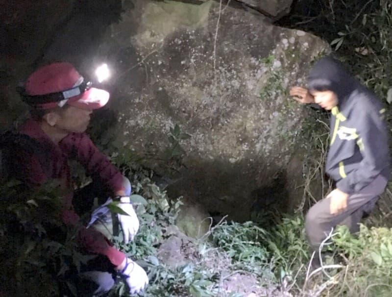 消防局人員以頭燈照明引領受困研究生。（消防局提供）