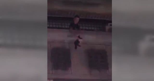 高男在警方攻堅後將槍枝自4樓丟下。（翻攝畫面）