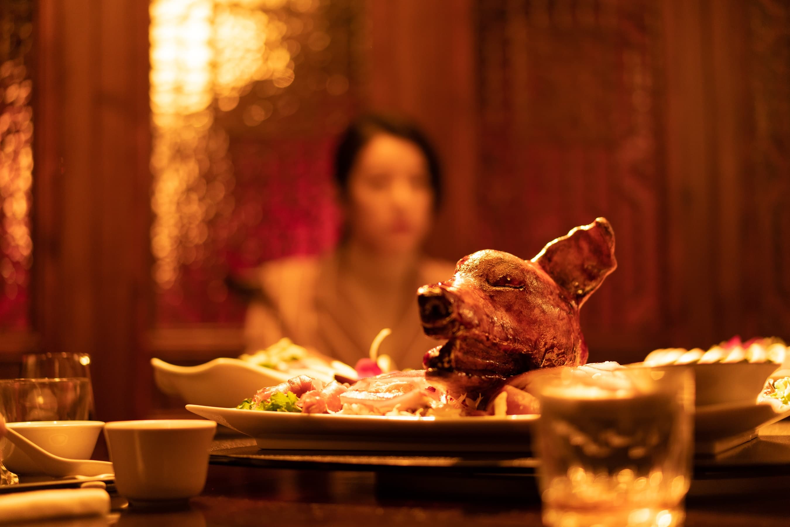戲中的狗頭，是以豬肉等食材做的道具。（双喜提供）