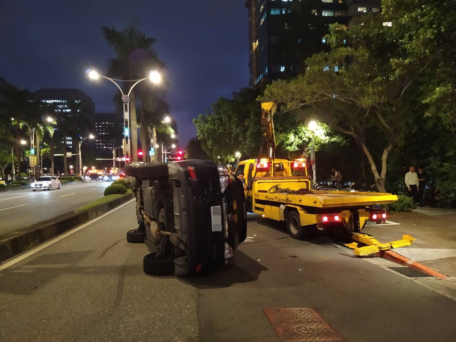 警方獲報後，立刻趕往現場，並通知拖吊業者處理。