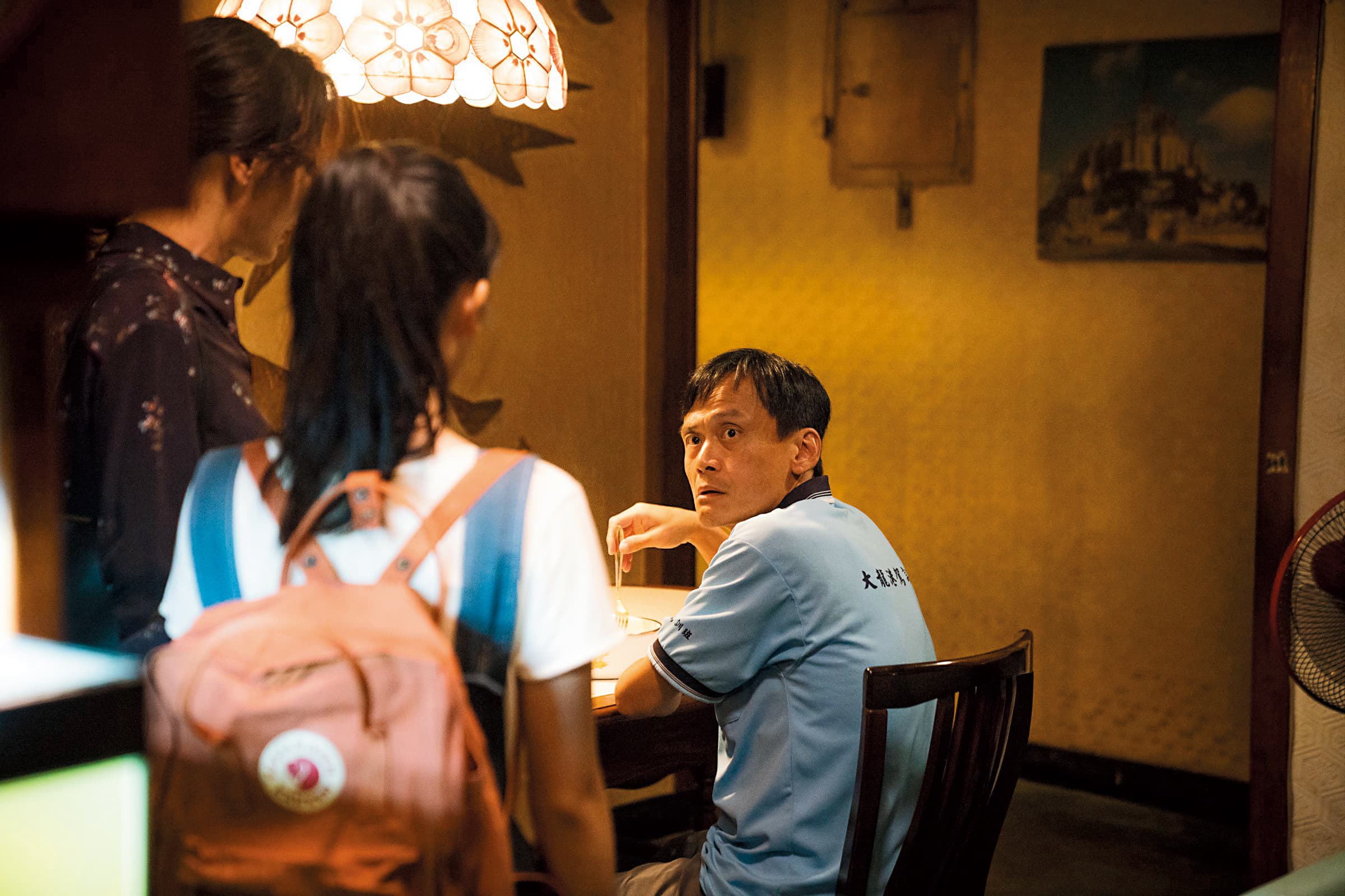 電影《陽光普照》裡黑暗、陽光並存又感人至深，陳以文（右）飾演的父親主宰了整個家庭的氣氛。（甲上娛樂提供）