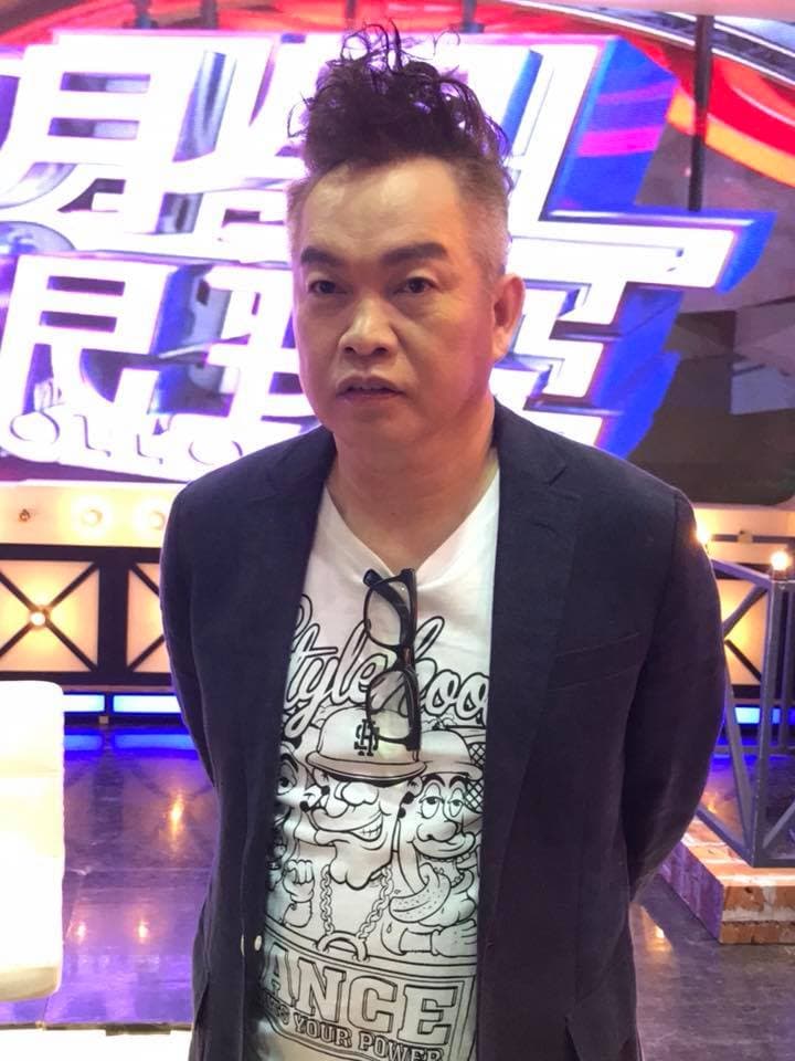 以搞笑、模仿聞名的康康，也曾發表多張專輯，月入破百萬。（翻攝自康康臉書）
