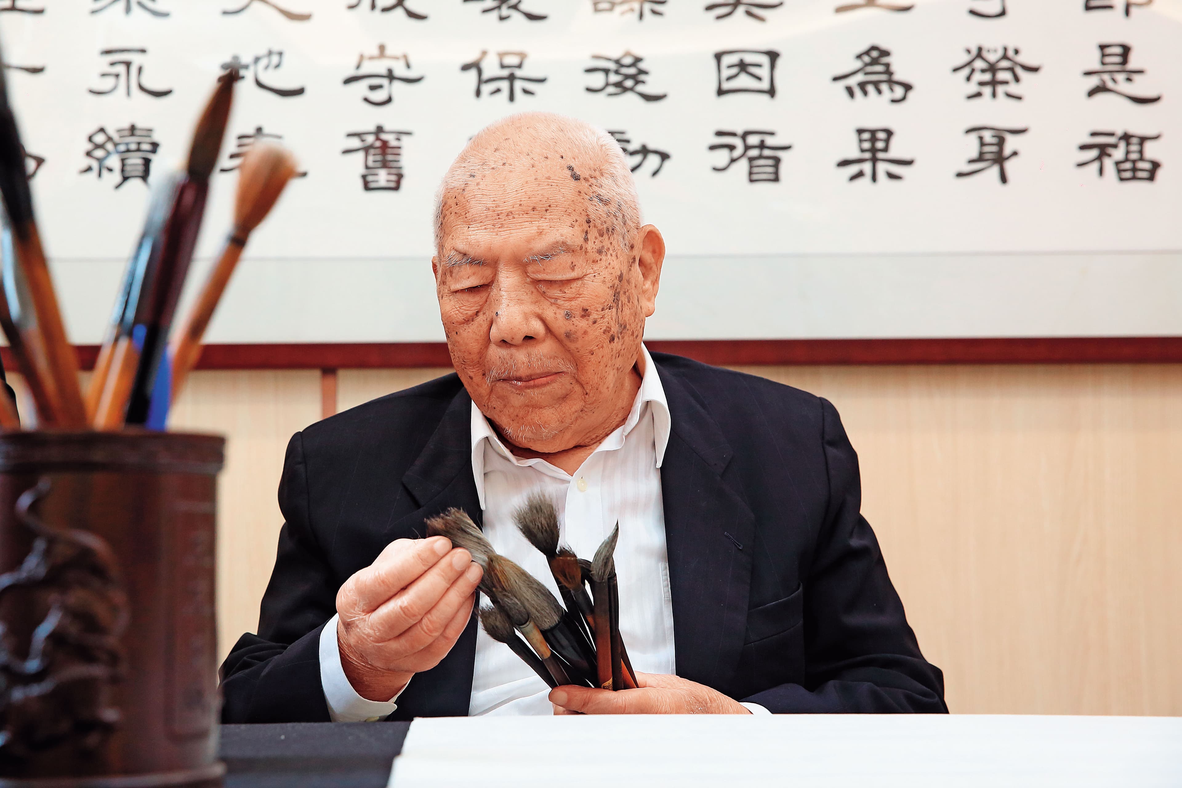 林文貴寫得一手好字，至今閒暇時仍會練毛筆字。