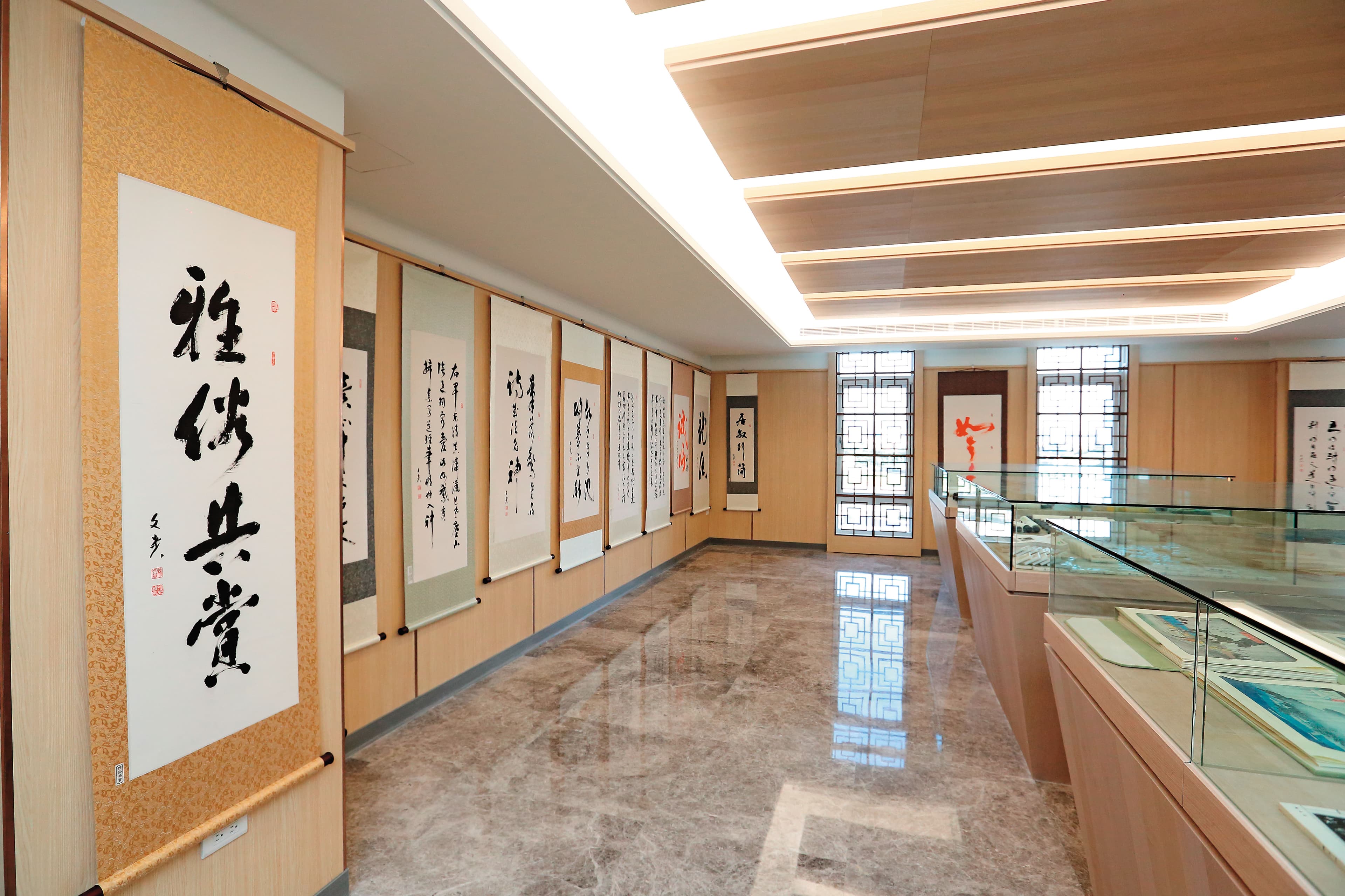 豐興總部特別規劃出展示空間，擺放林文貴的書法作品。