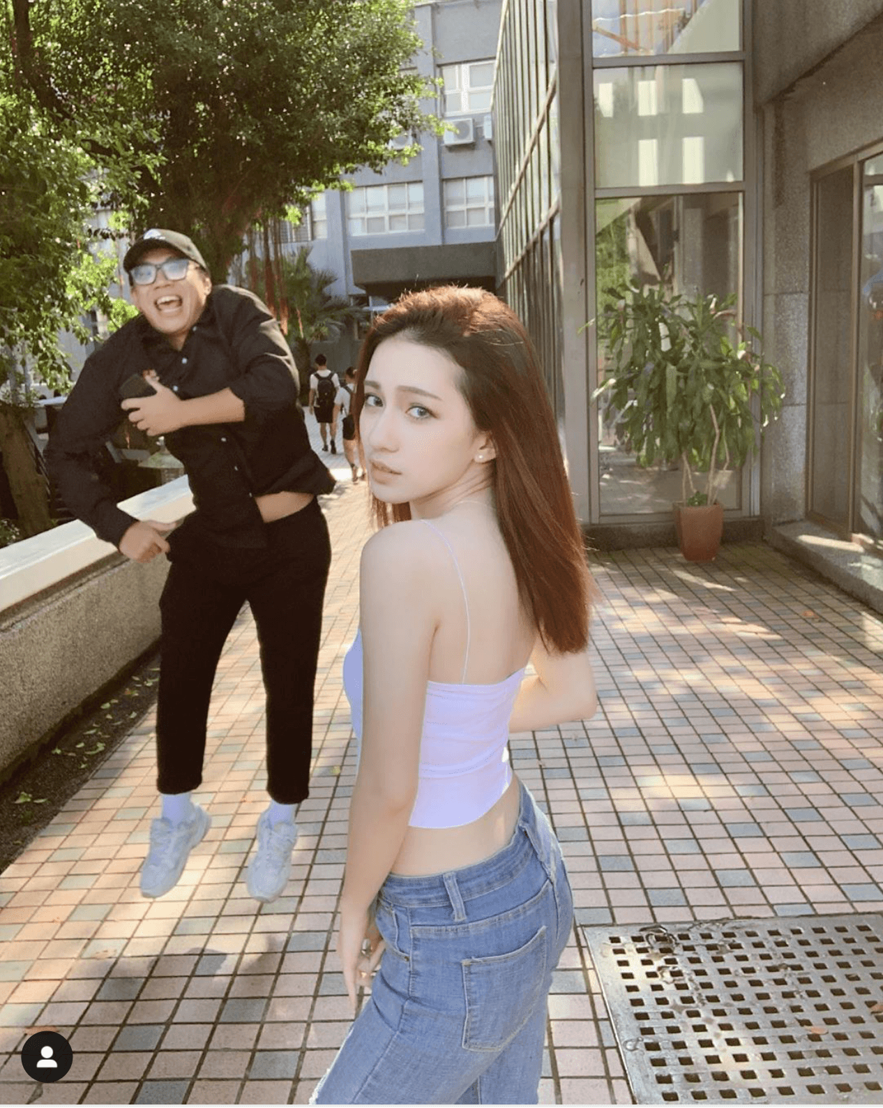 黑男（左）貼出文章，卻遭致酸民留言，而Lucy卻優雅反擊該言論。（翻攝IG）