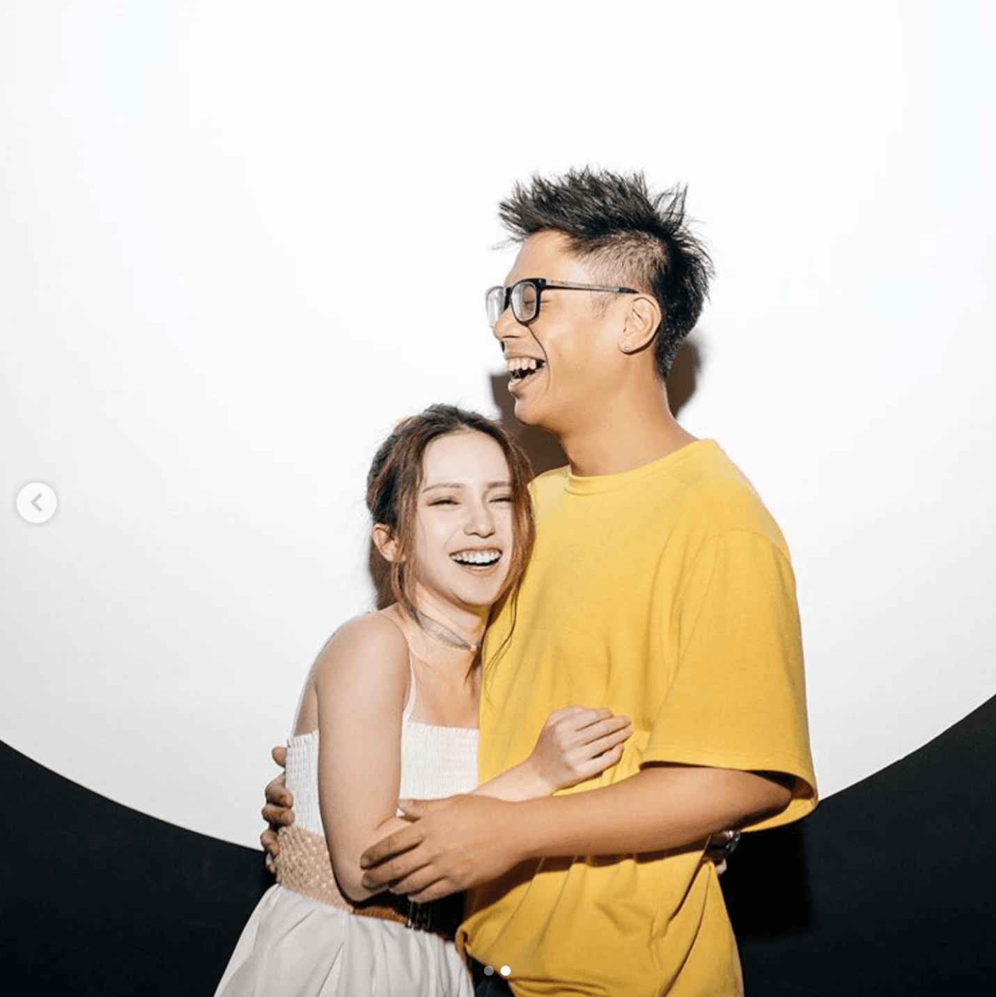 黑男在自己的社群上大膽放閃，曬出與女友的親密合照。（翻攝IG）