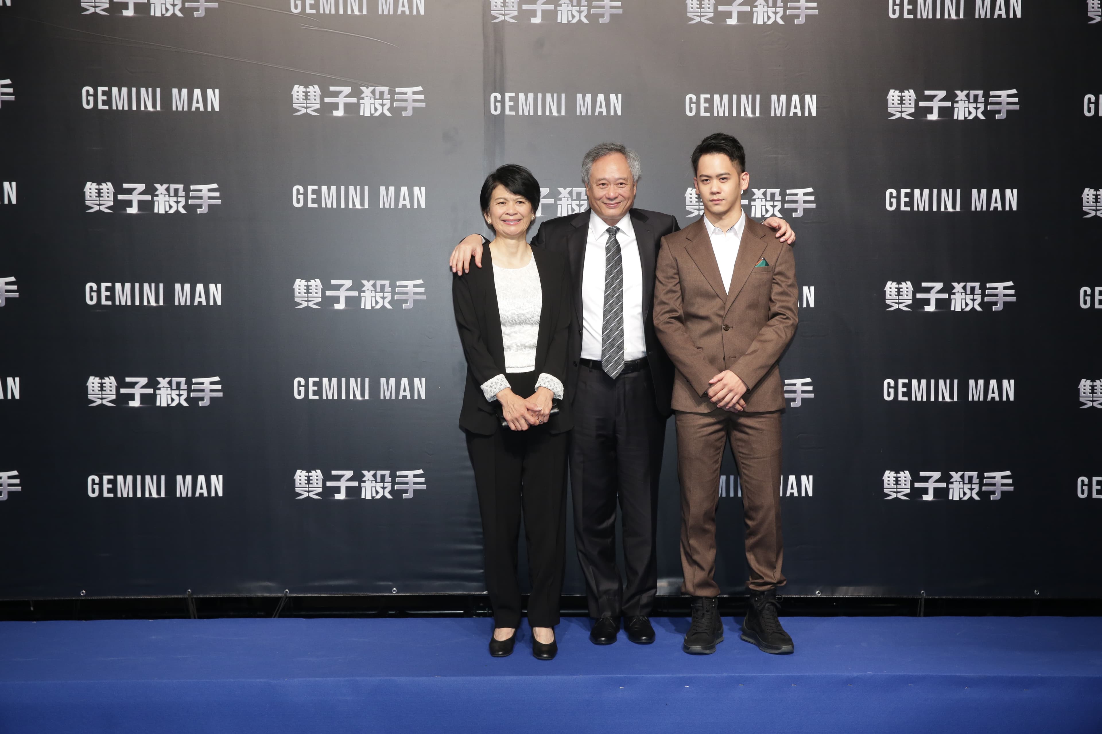 李安（中）與老婆林惠嘉（左一）、兒子李淳（右二），一起出席《雙子殺手》首映會。