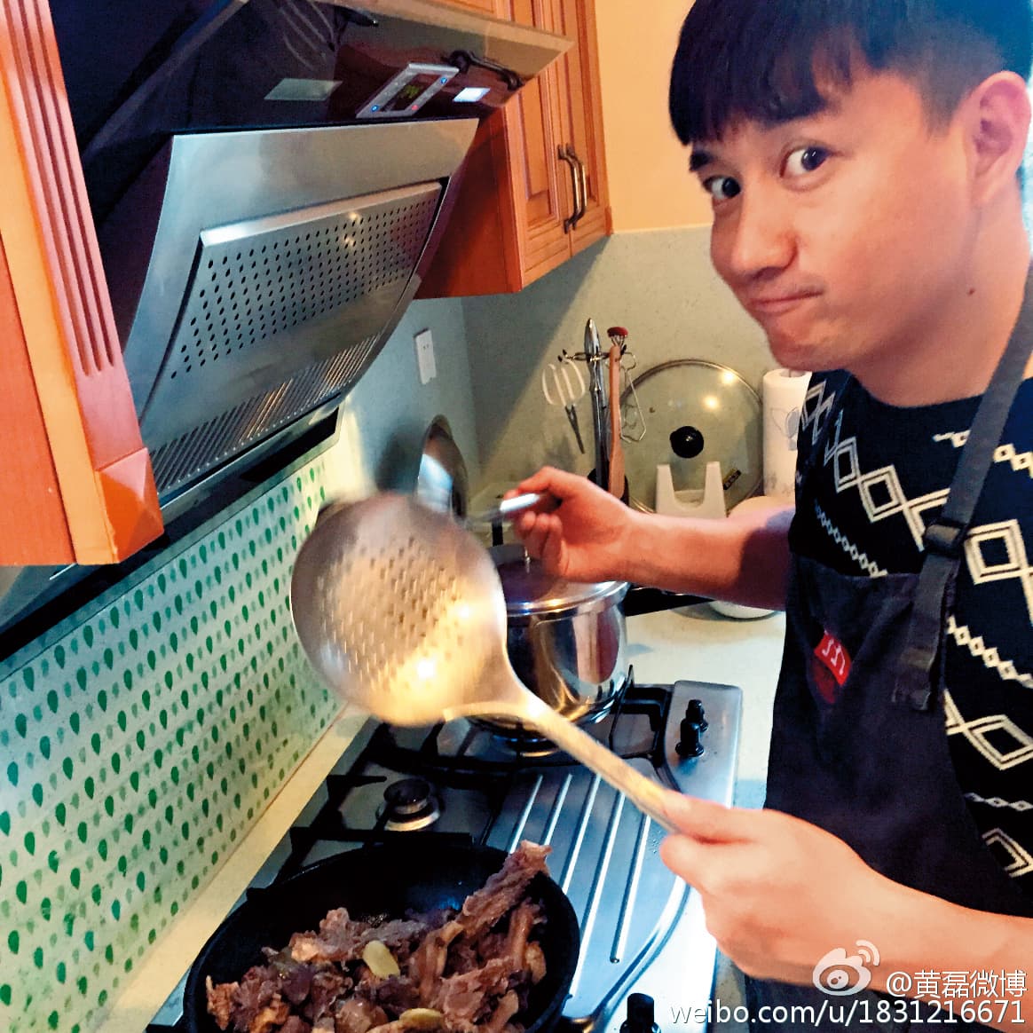 黃磊愛下廚，不僅自己做得一手好菜，還成立飲食品牌「黃小廚」。（翻攝黃磊微博）
