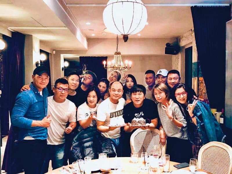 雖然隔得很遠，但是小禎（後排右二）跟丁春霆（左一）一同出席為胡瓜（前排右三）慶生的照片，曾引起一陣討論，甚至傳出小禎已找李進良談判。（翻攝自丁春霆IG）